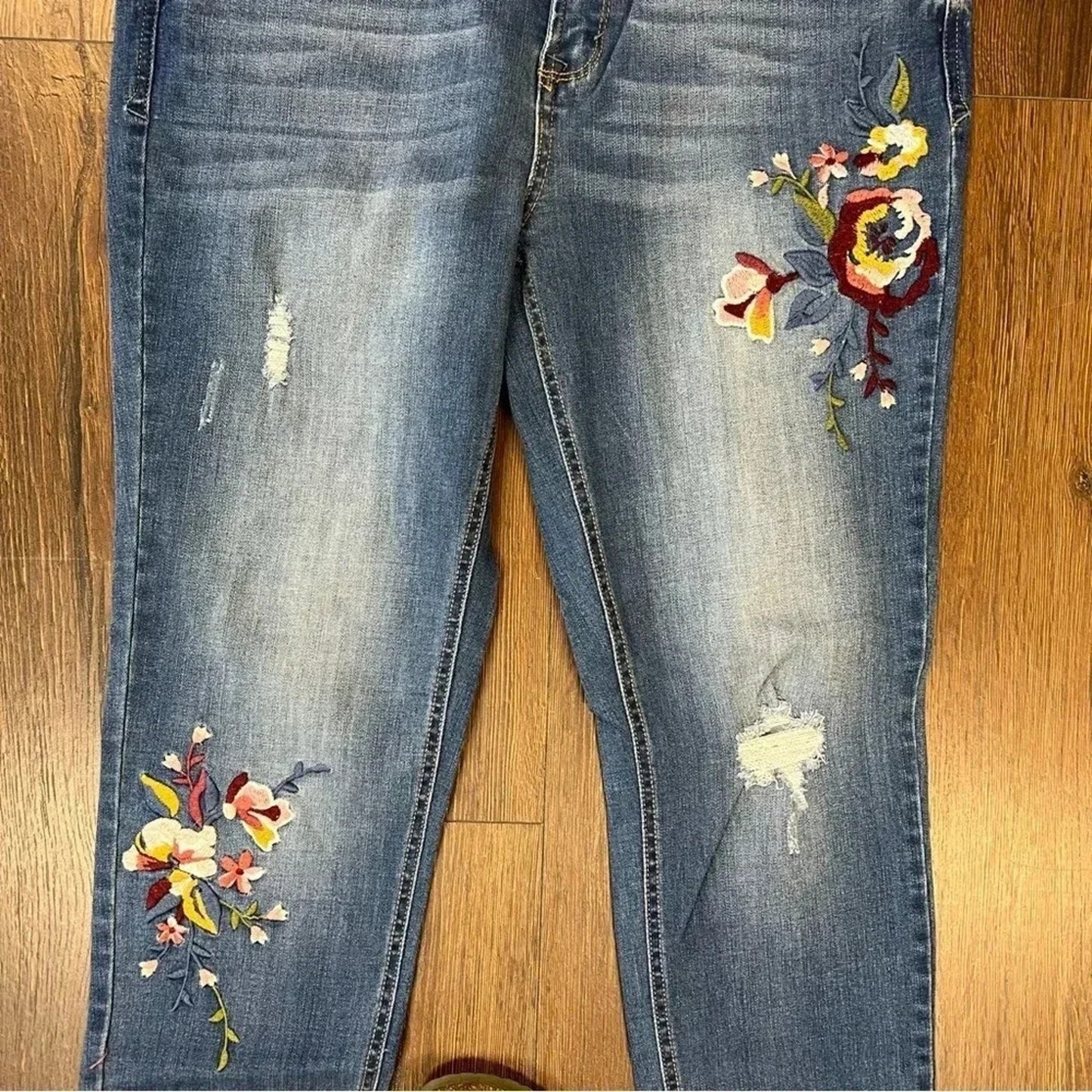 Kensie floral embroidered jeans SZ 10/30