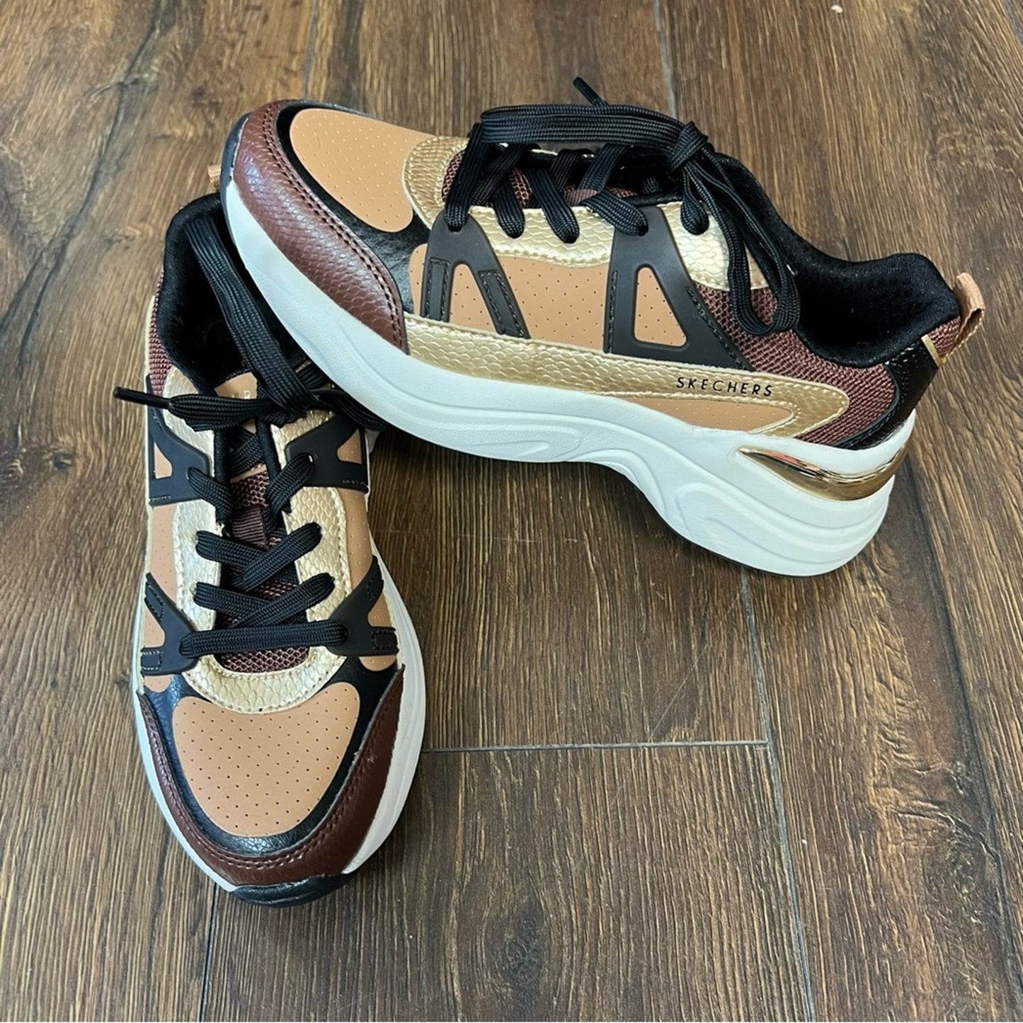 Skechers brown and black lace up sneaker SZ 6
