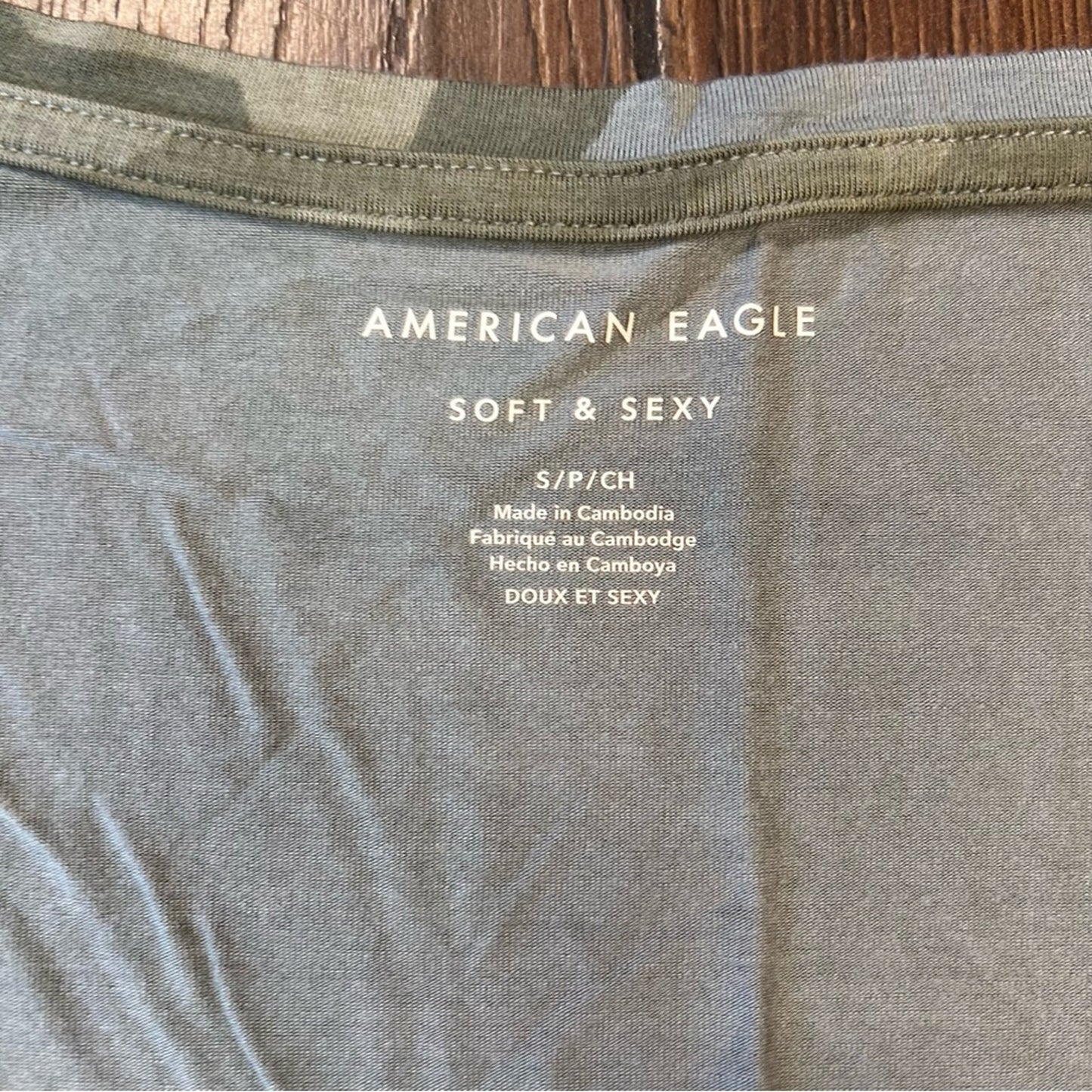 American Eagle, soft and sexy camo V-neck tee SZ SM