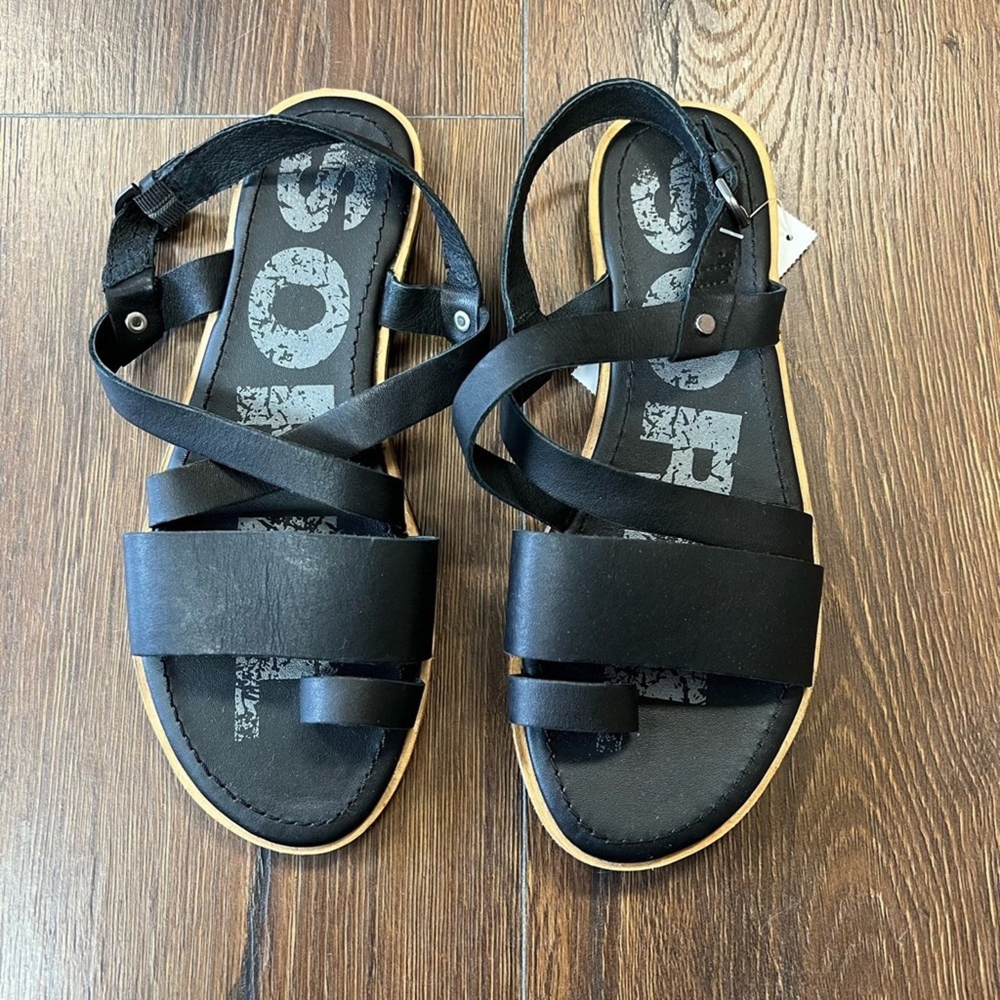 Sorel Ella cross cross sandal SZ 6