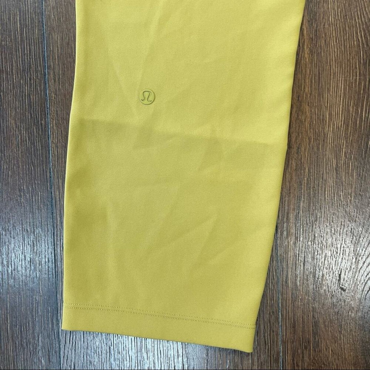 Lululemon On the Fly Crop *Woven 23" Vintage Gold SZ 2