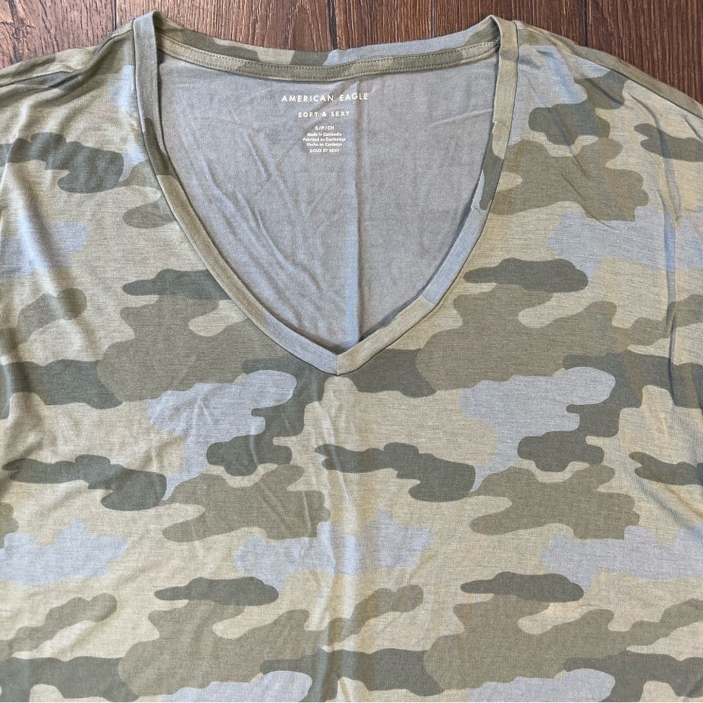 American Eagle, soft and sexy camo V-neck tee SZ SM