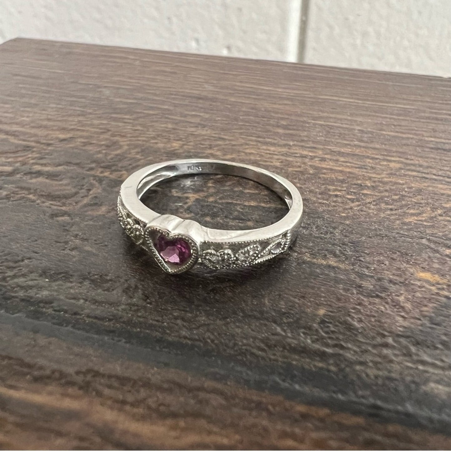 10K White Gold heart Ring with diamonds Helzberg Diamonds SZ 5.5