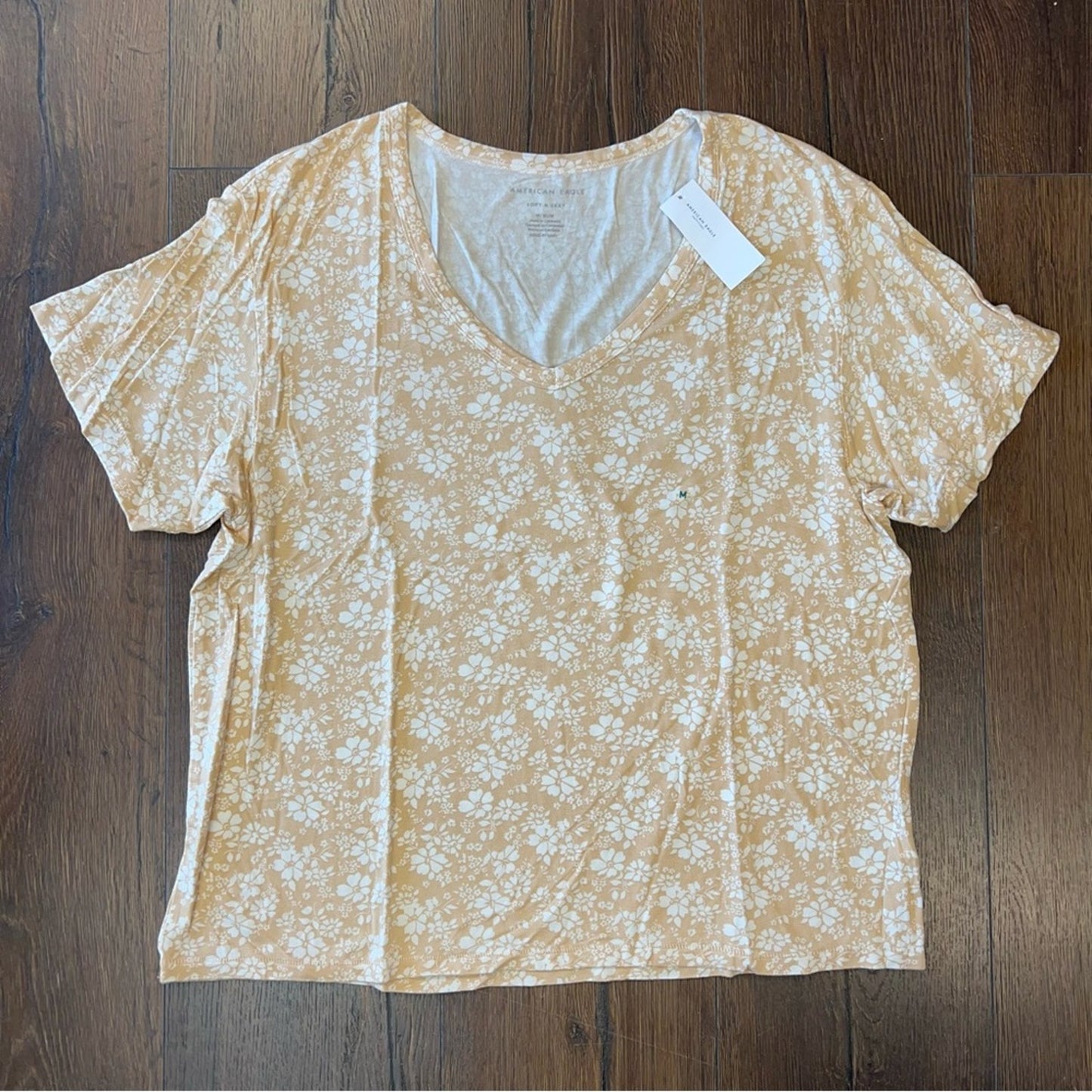 🆕 American Eagle peach floral V-neck tee SZ MED