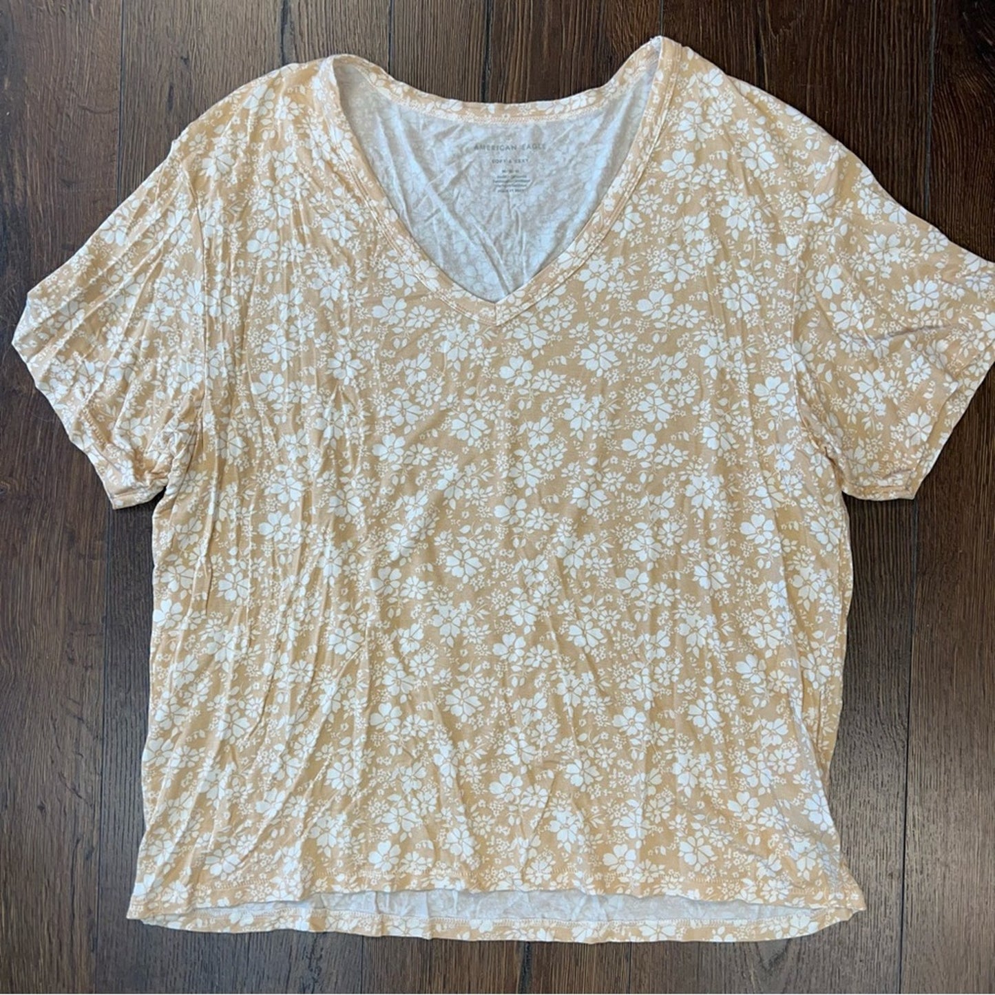American Eagle, soft and sexy peach floral V-neck tee SZ MED