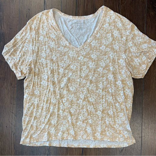 American Eagle, soft and sexy peach floral V-neck tee SZ MED