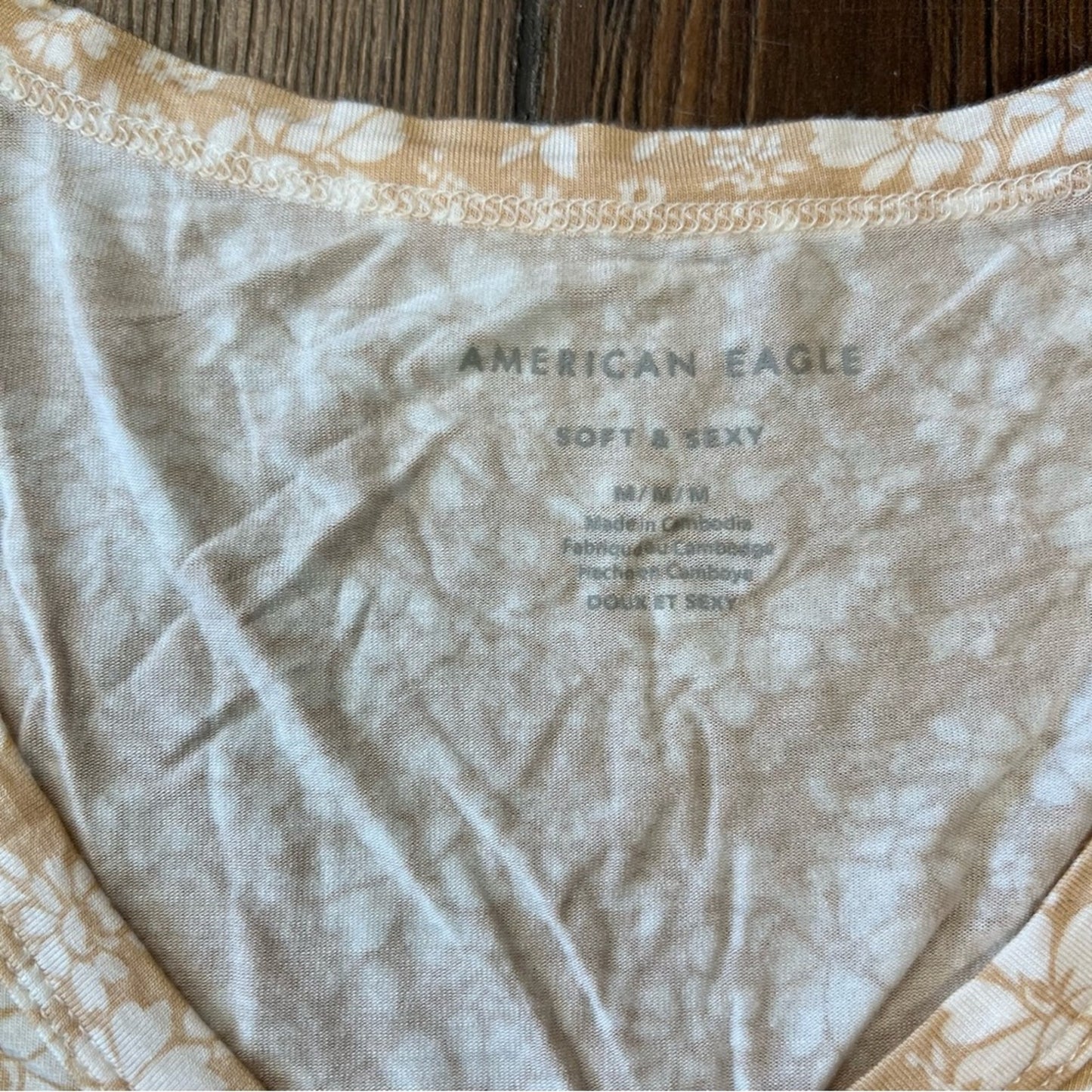 American Eagle, soft and sexy peach floral V-neck tee SZ MED