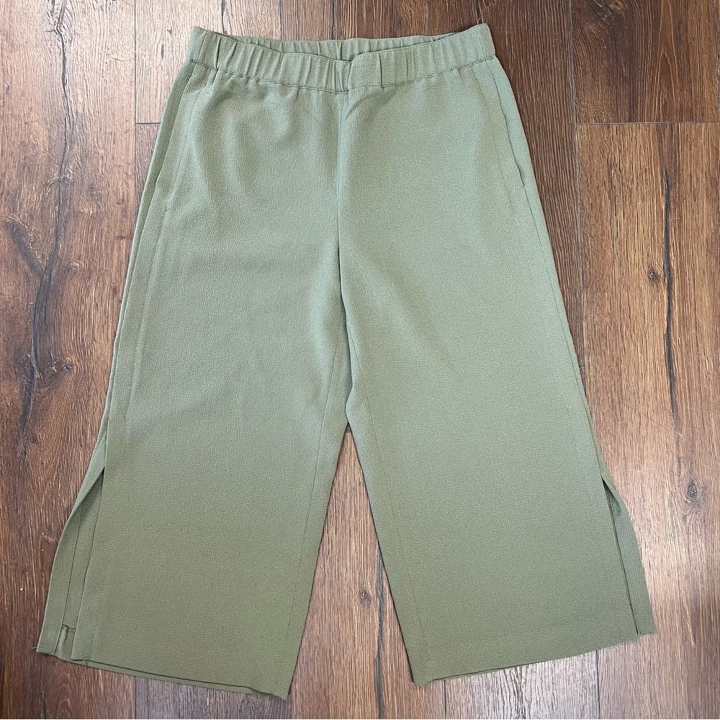 White House black market, Olive wide leg side slit crop pants SZ 10