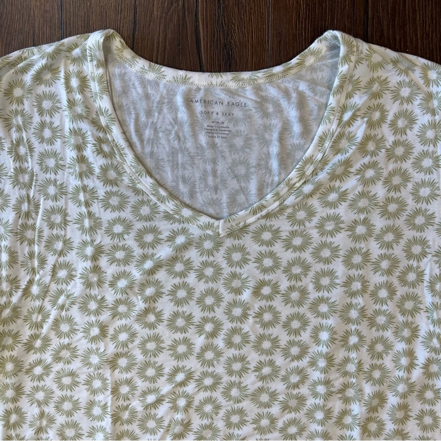 American Eagle, soft and sexy green and white V-neck tee SZ MED