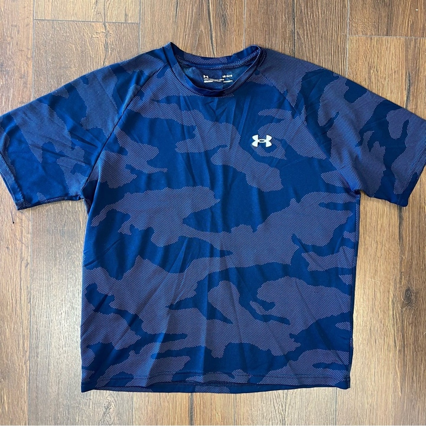 Men’s Under Armour , navy camo loose fit heat gear tee SZ LG