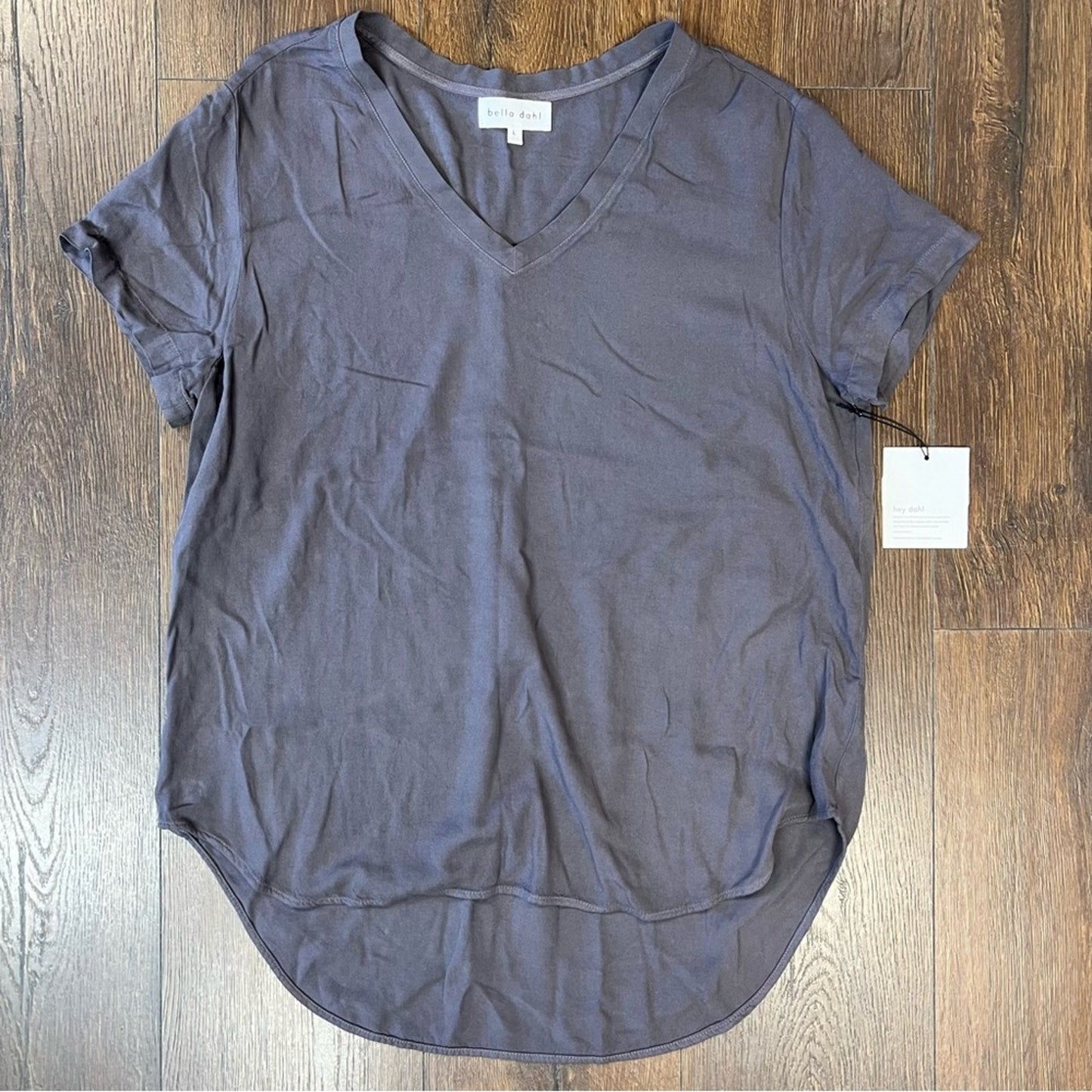 🆕 Bella Dahl v neck tee SZ LG