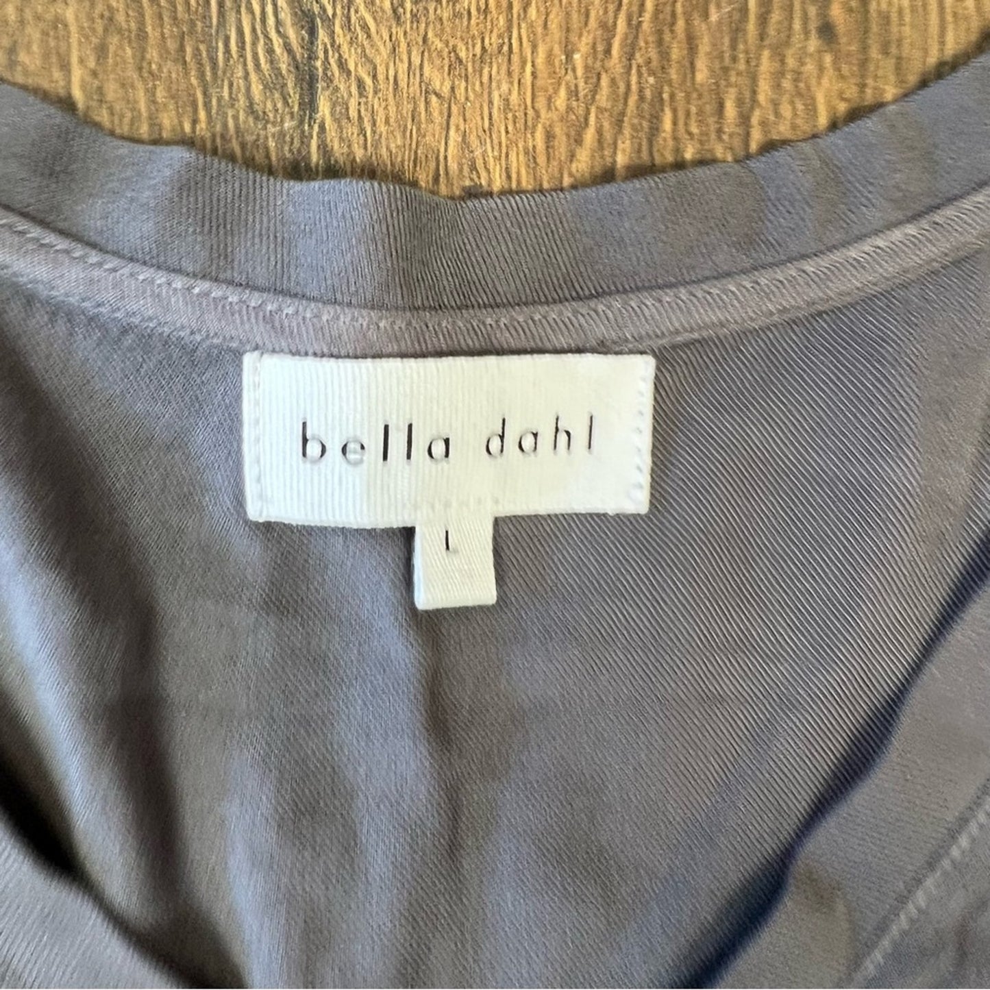 🆕 Bella Dahl v neck tee SZ LG