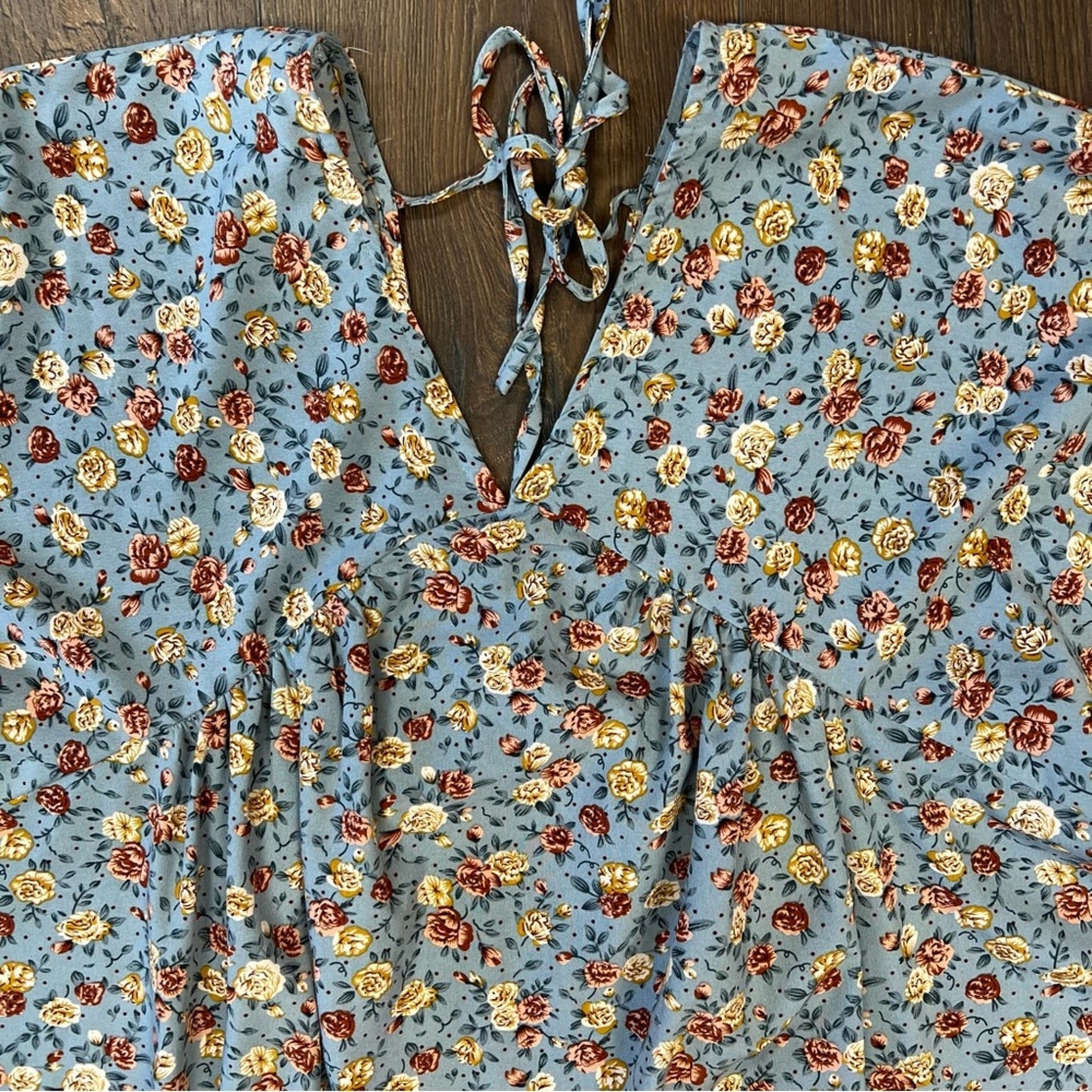HAYDEN Keep you in my heart, Dusty blue ditzy floral top SZ MED