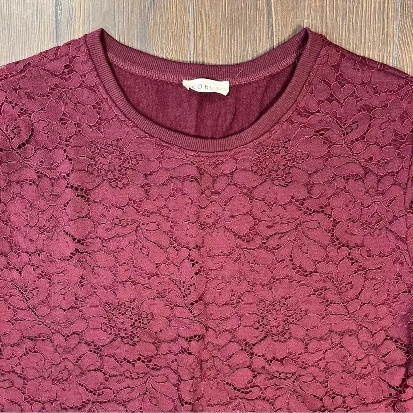 KORI burgundy lace cropped top SZ LG