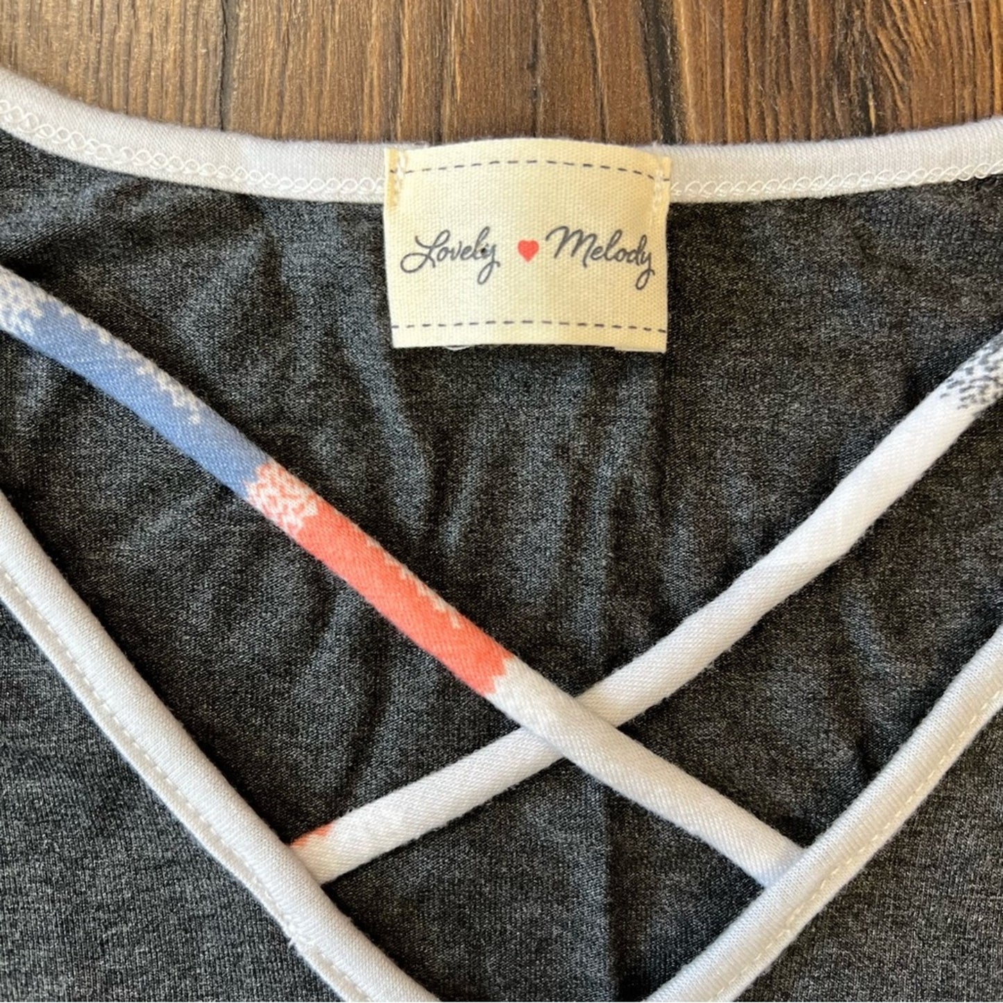 Lovely Melody, gray V-neck top with Chevron print sleeves SZ SM