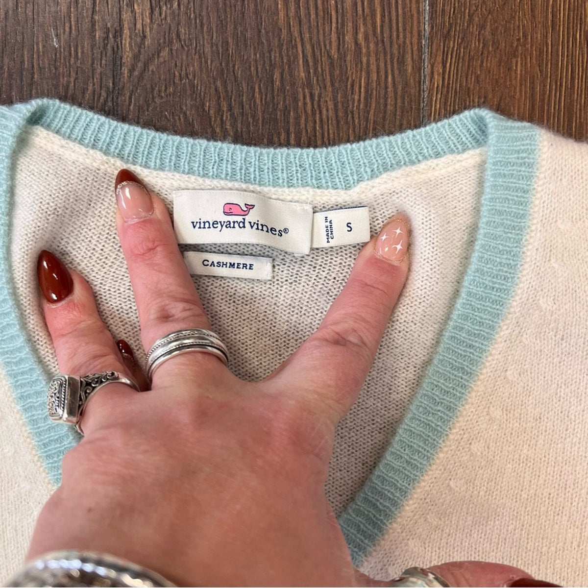 Vineyard Vines Seaspun Cashmere V Neck Cream/Blue Sweater SZ SM