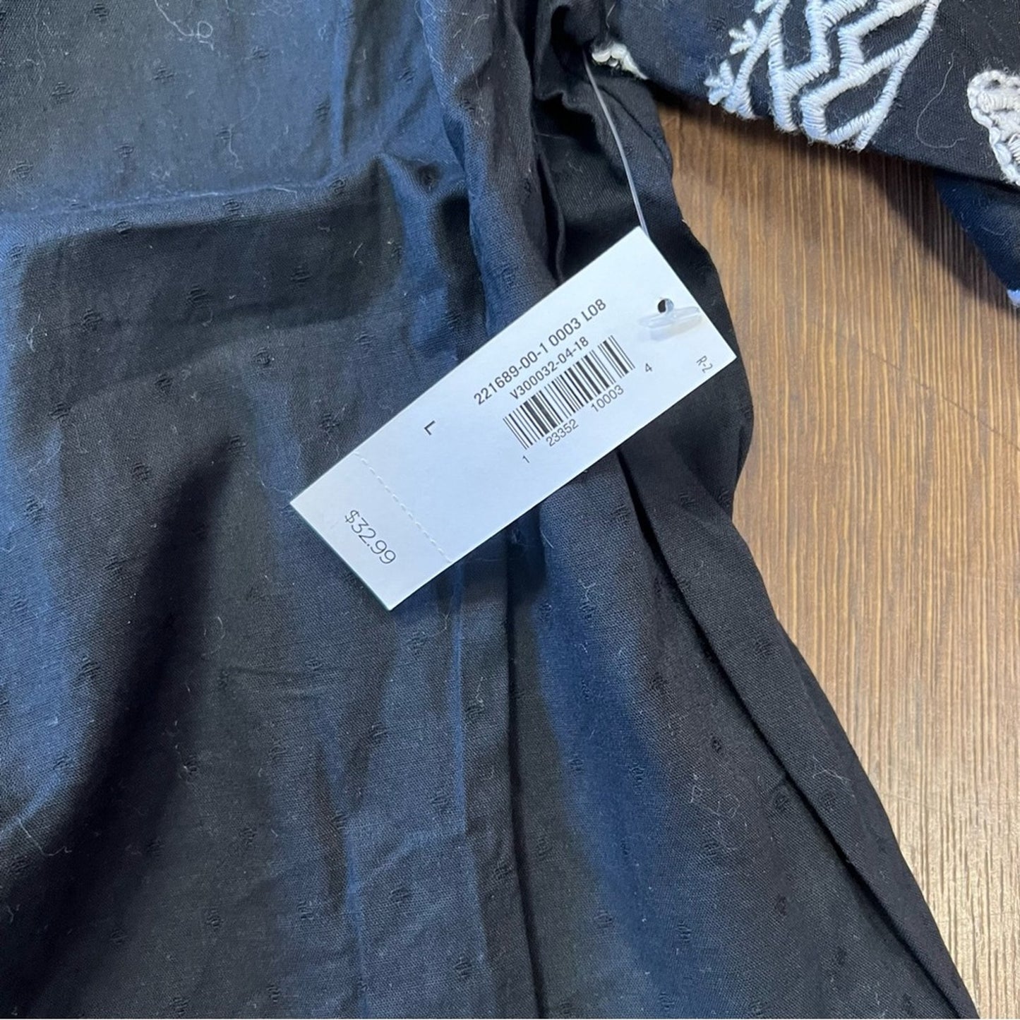 🆕 Old Navy, black embroidered sleeve top SZ LG