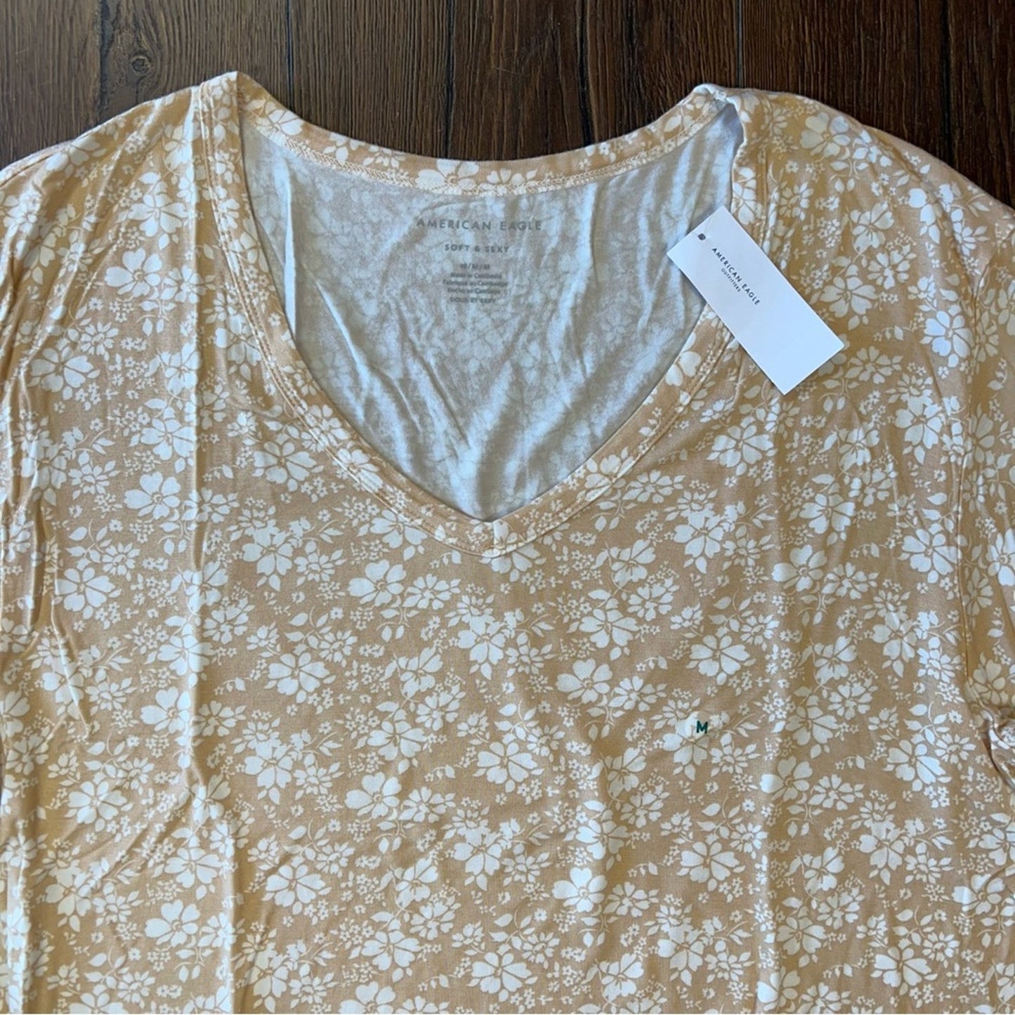 🆕 American Eagle peach floral V-neck tee SZ MED
