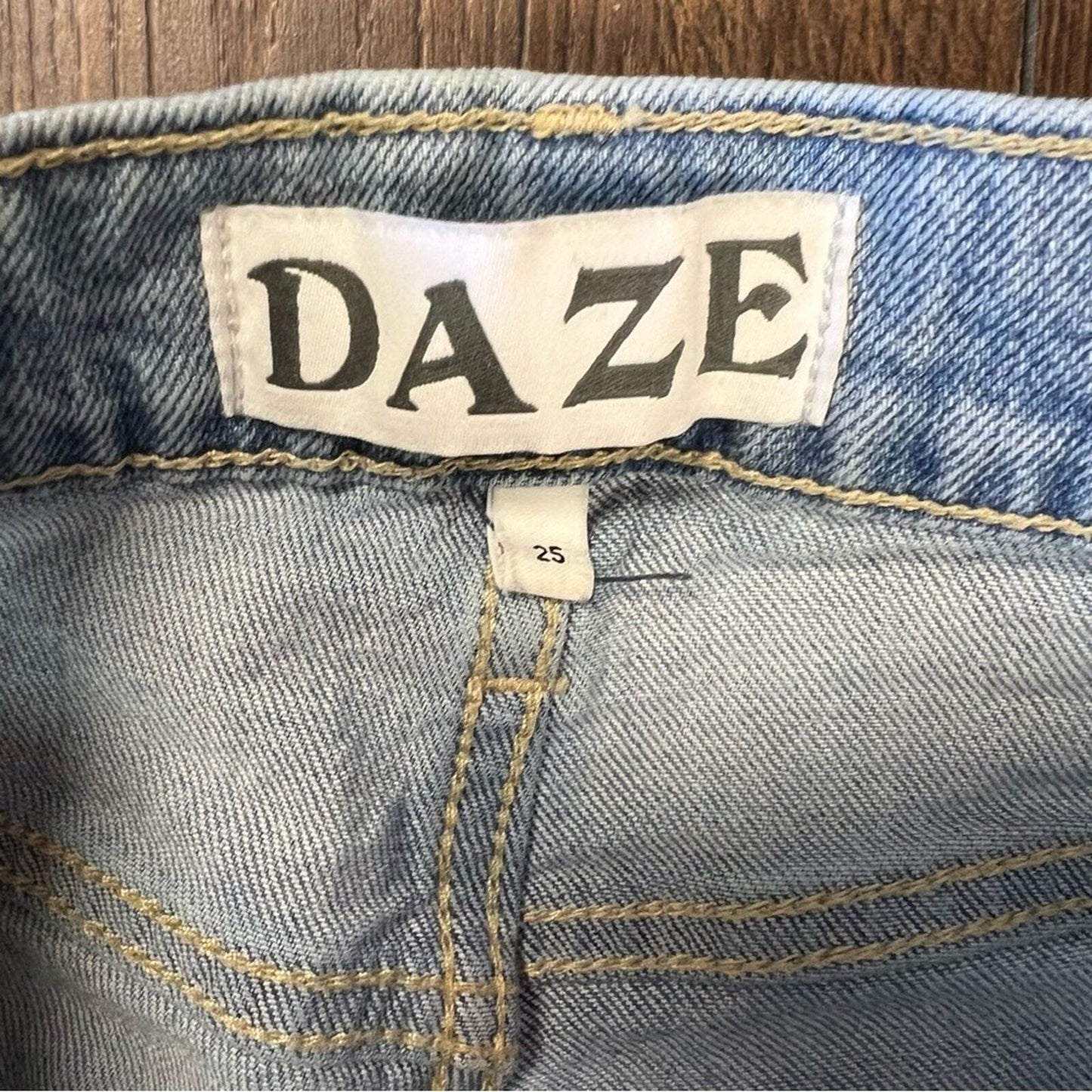 Daze denim go-getter light wash distressed flare jeans SZ 25/0