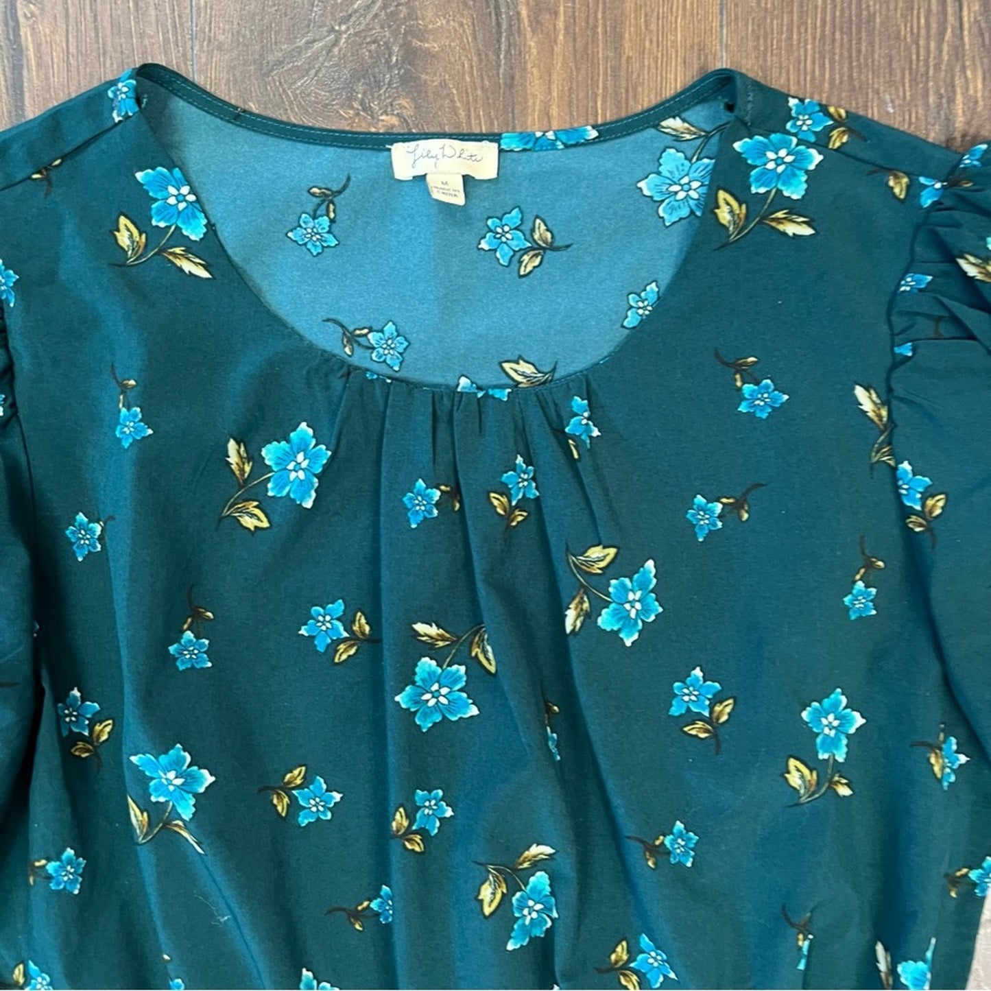Lily White green rushed sleeved smocked blouse SZ MED