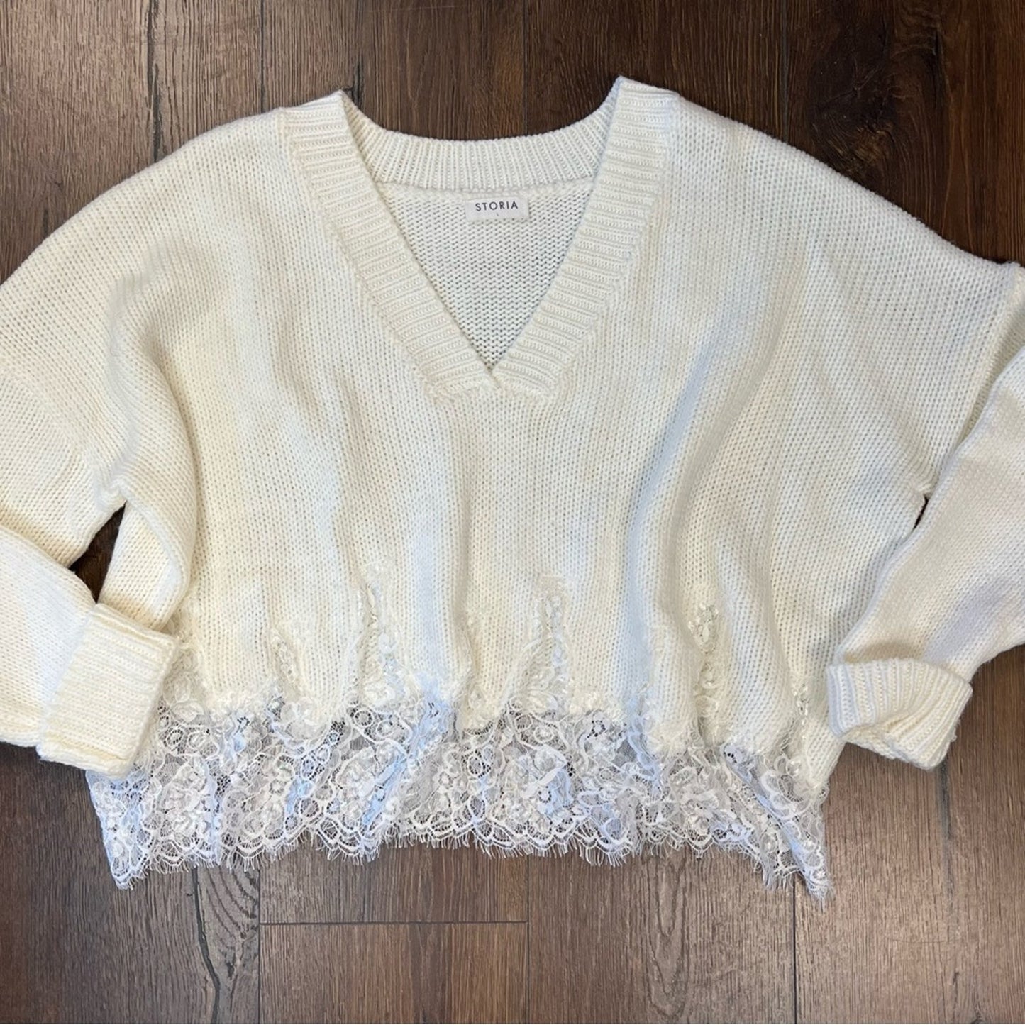 Storia lace trim V-neck sweater SZ LG