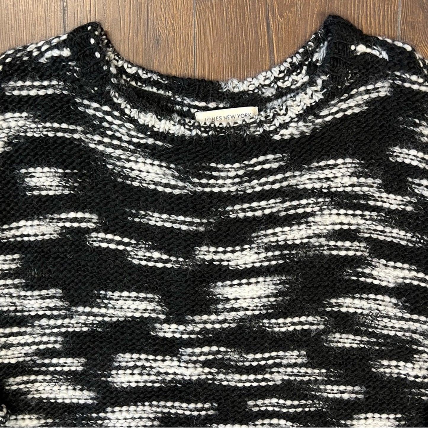 Jones, New York black & white sweater SZ LG