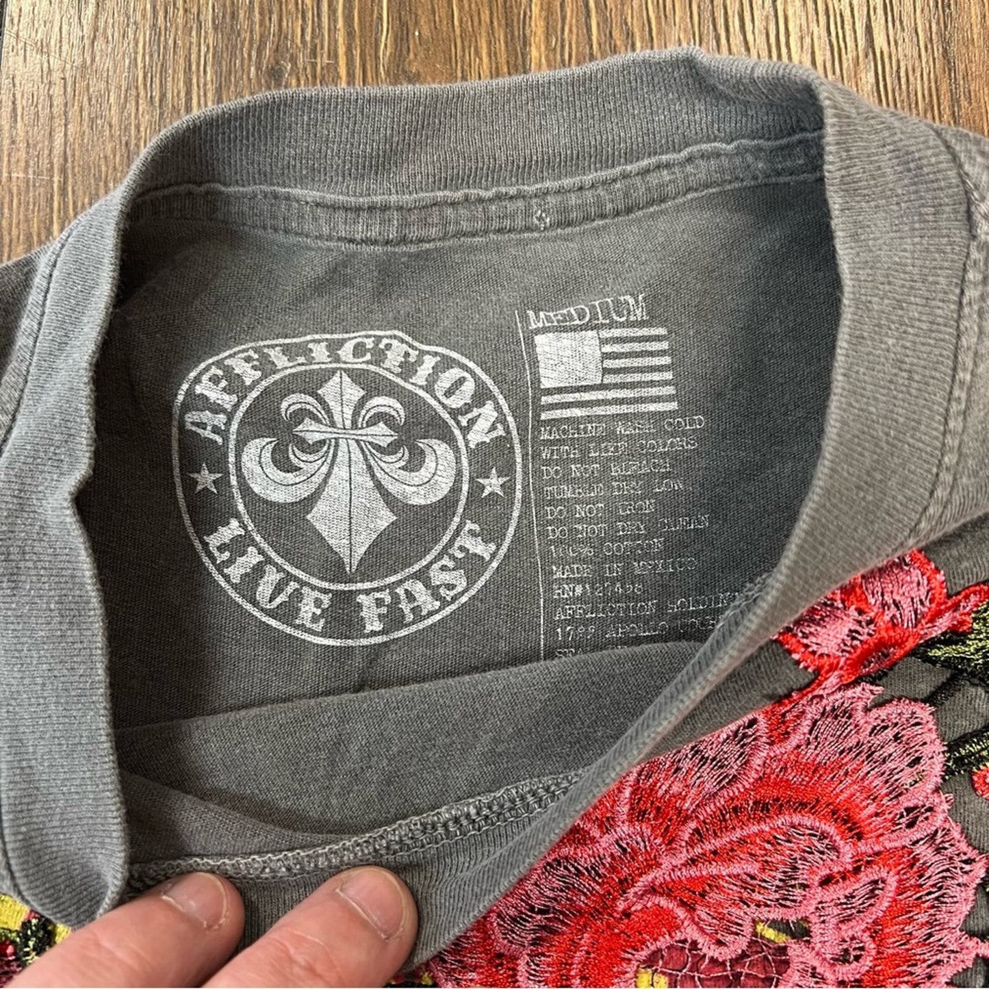 Affliction gray floral embroidered tee SZ MED
