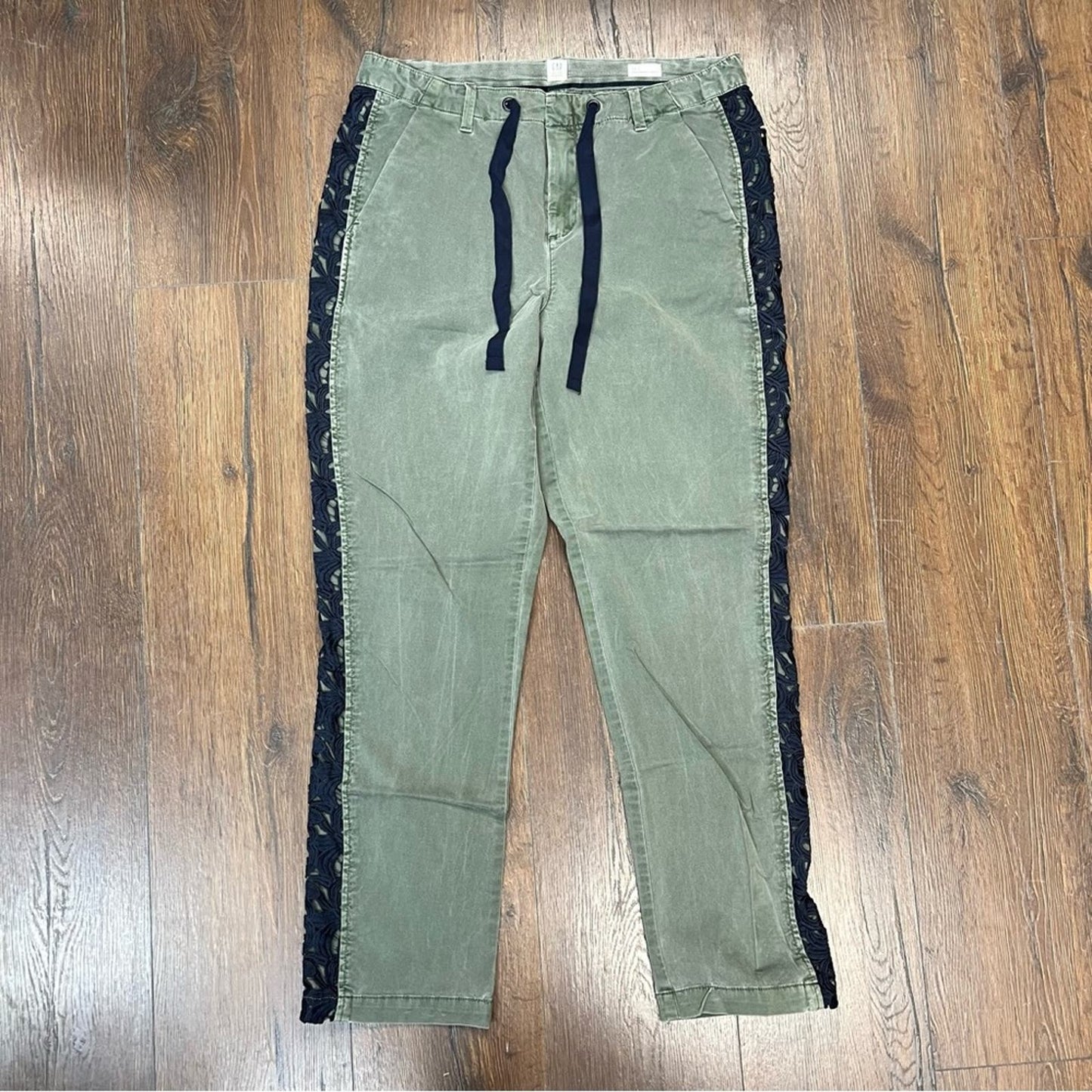 Gap Girlfriend Chinos with Side Lace Detailing
SZ 10 Tall