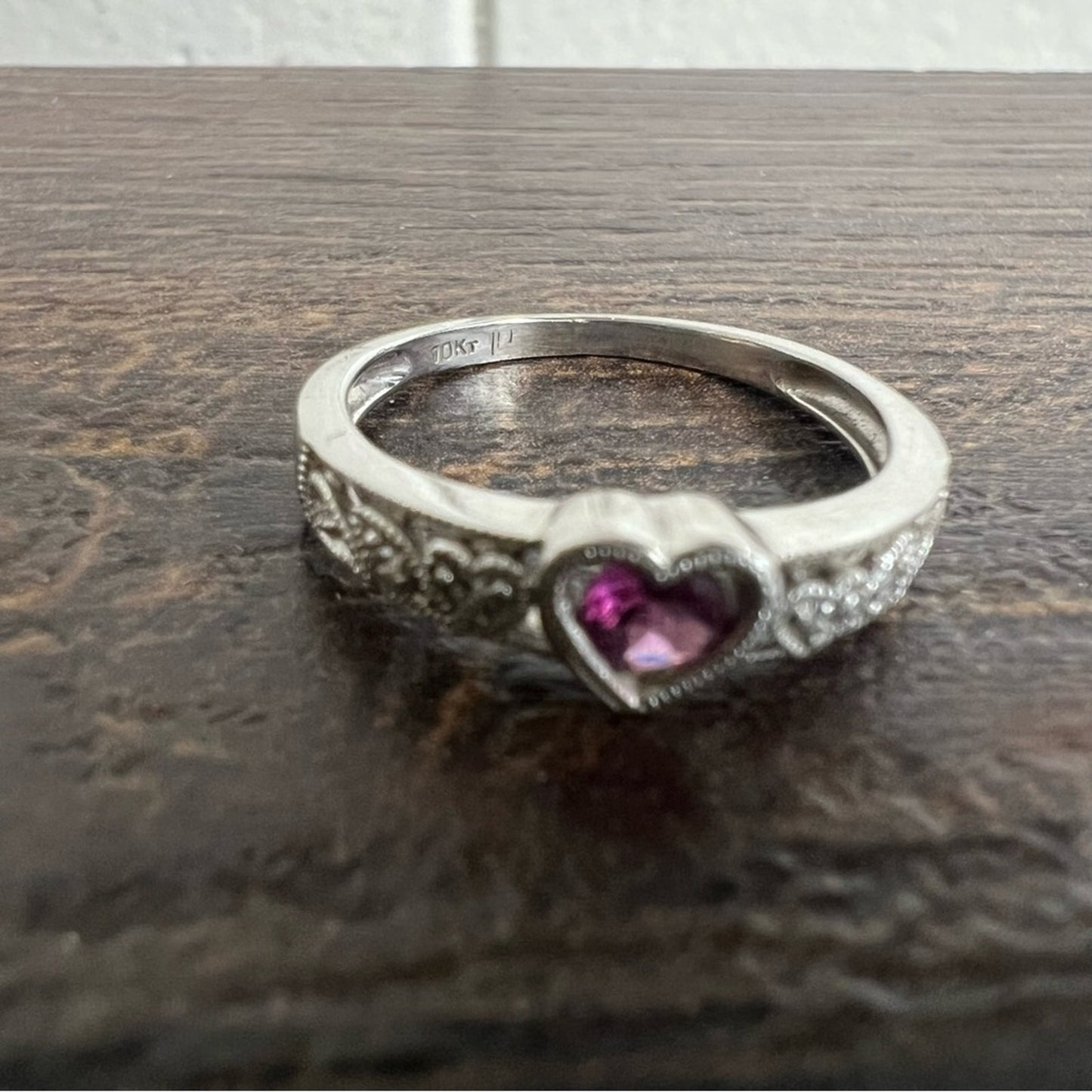 10K White Gold heart Ring with diamonds Helzberg Diamonds SZ 5.5