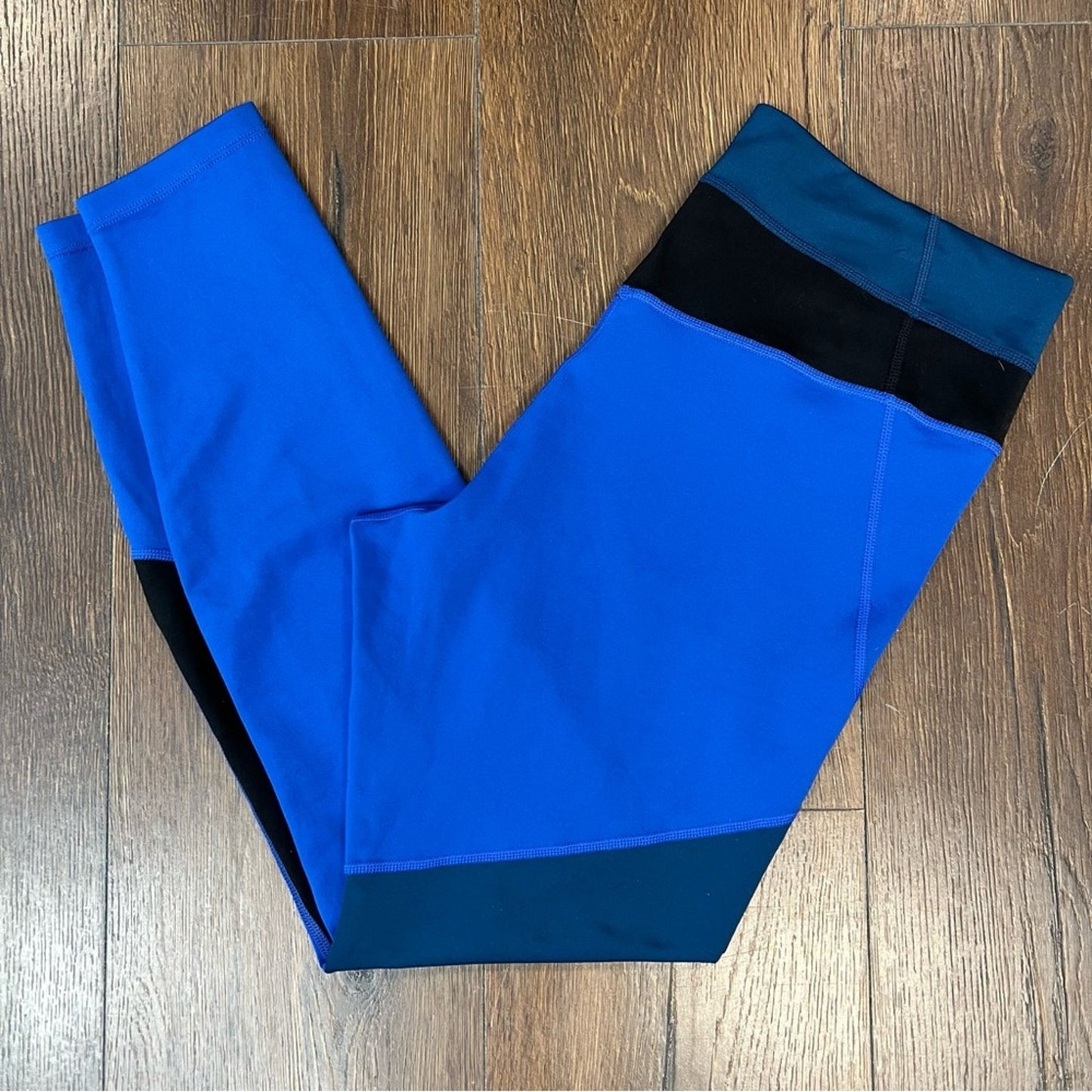 The Nike One mid rise tight fit full length Leggings SZ LG