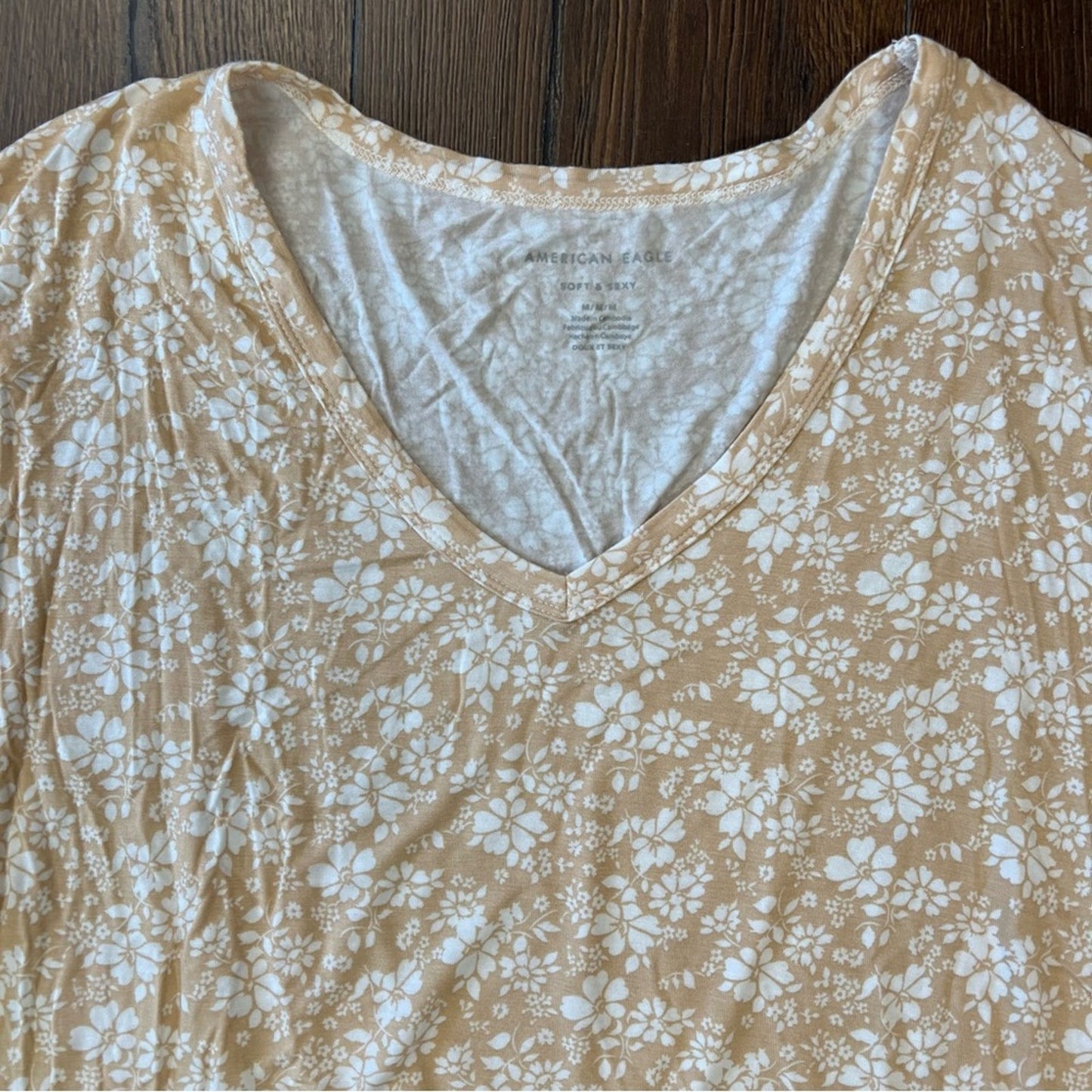 American Eagle, soft and sexy peach floral V-neck tee SZ MED