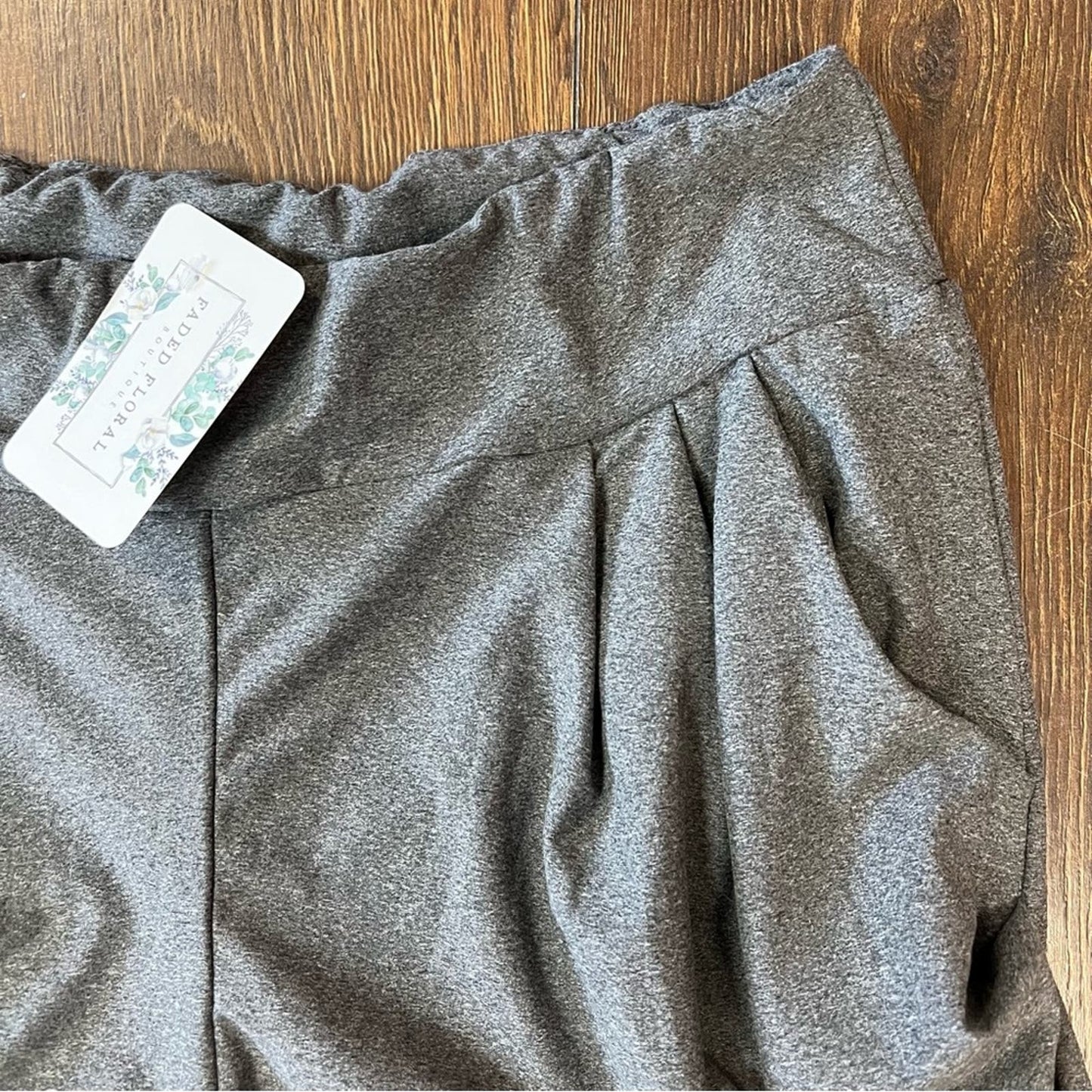 🆕 Faded floral white birch Winnie charcoal pocket shorts SZ MED