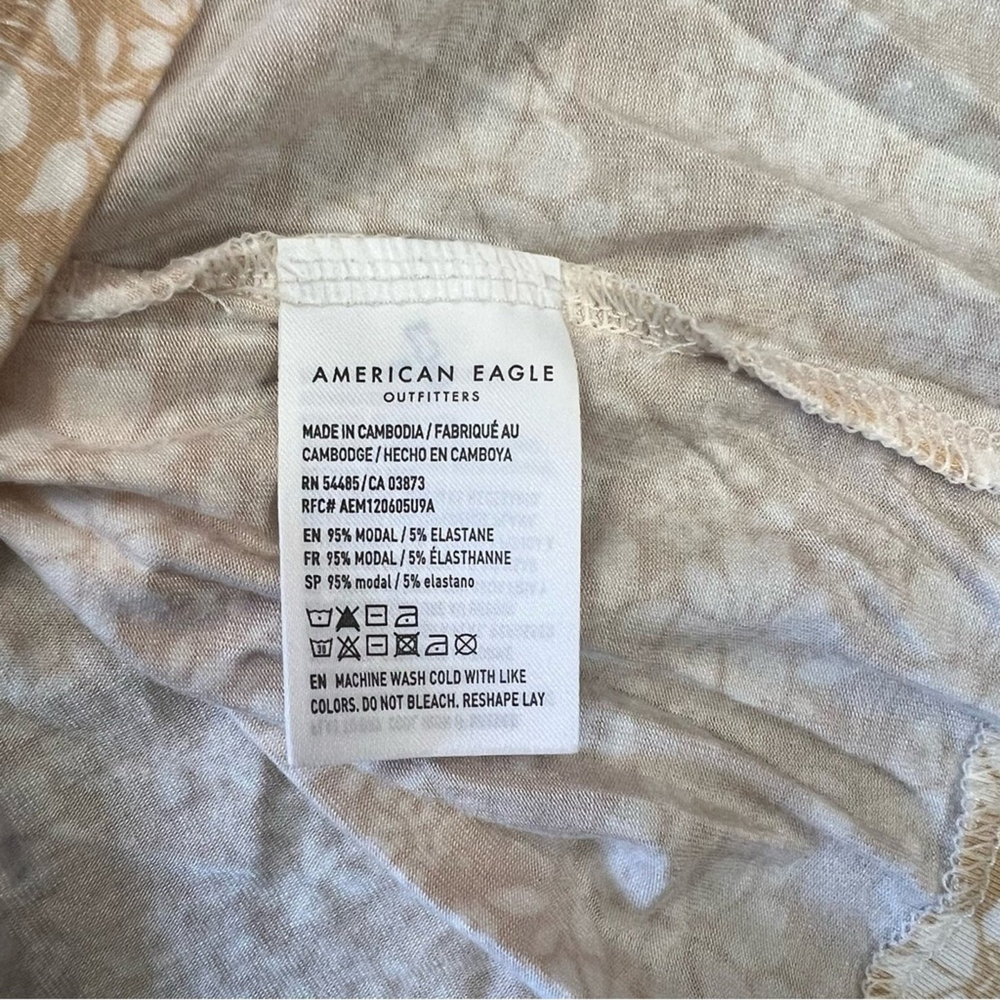 American Eagle, soft and sexy peach floral V-neck tee SZ MED