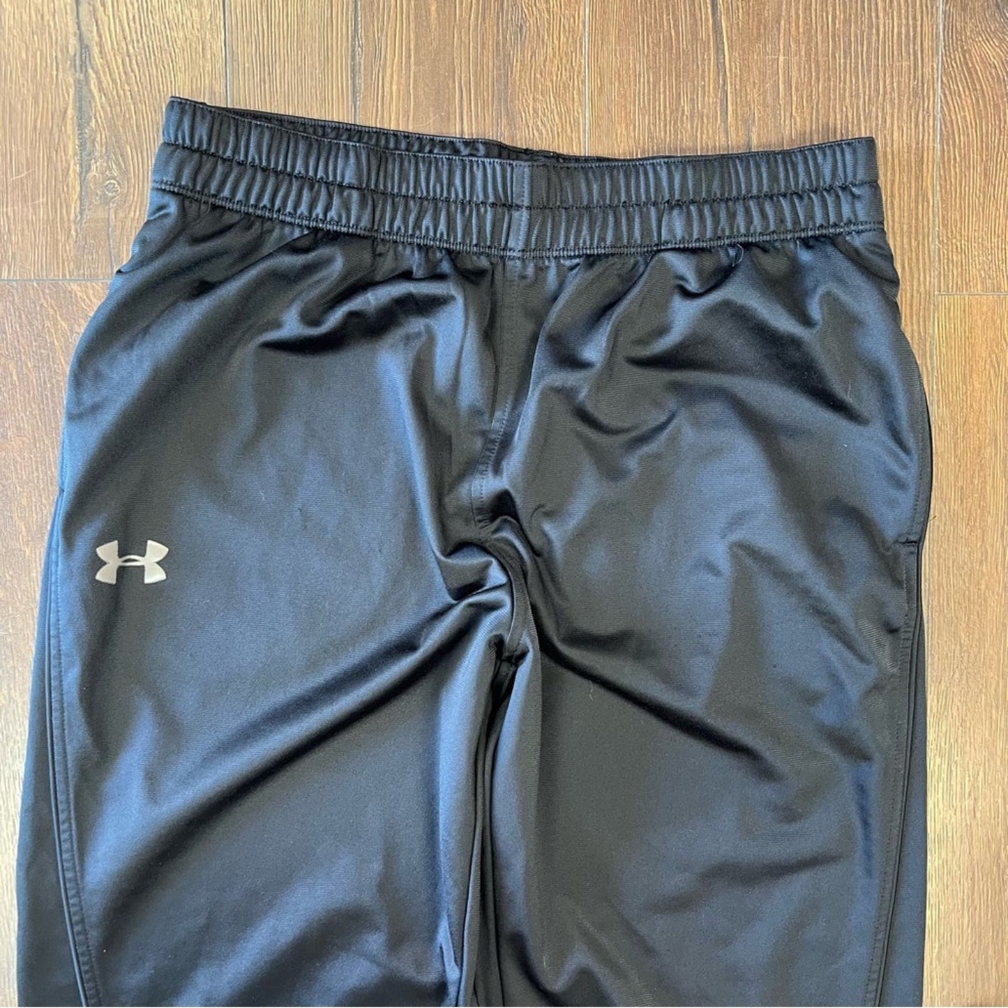 Men’s under Armour loose fit cold gear, drawstring pants SZ LG