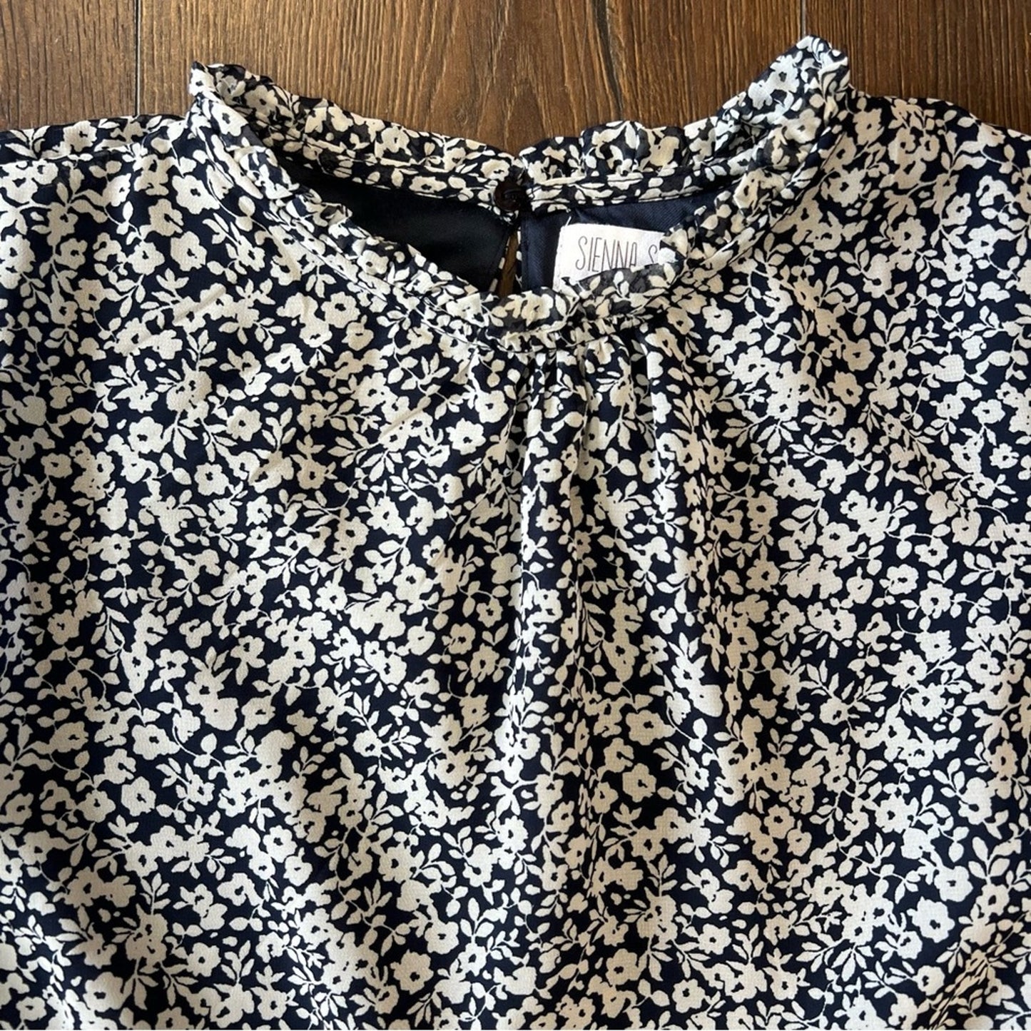 Sienna sky, navy floral blouse SZ LG
