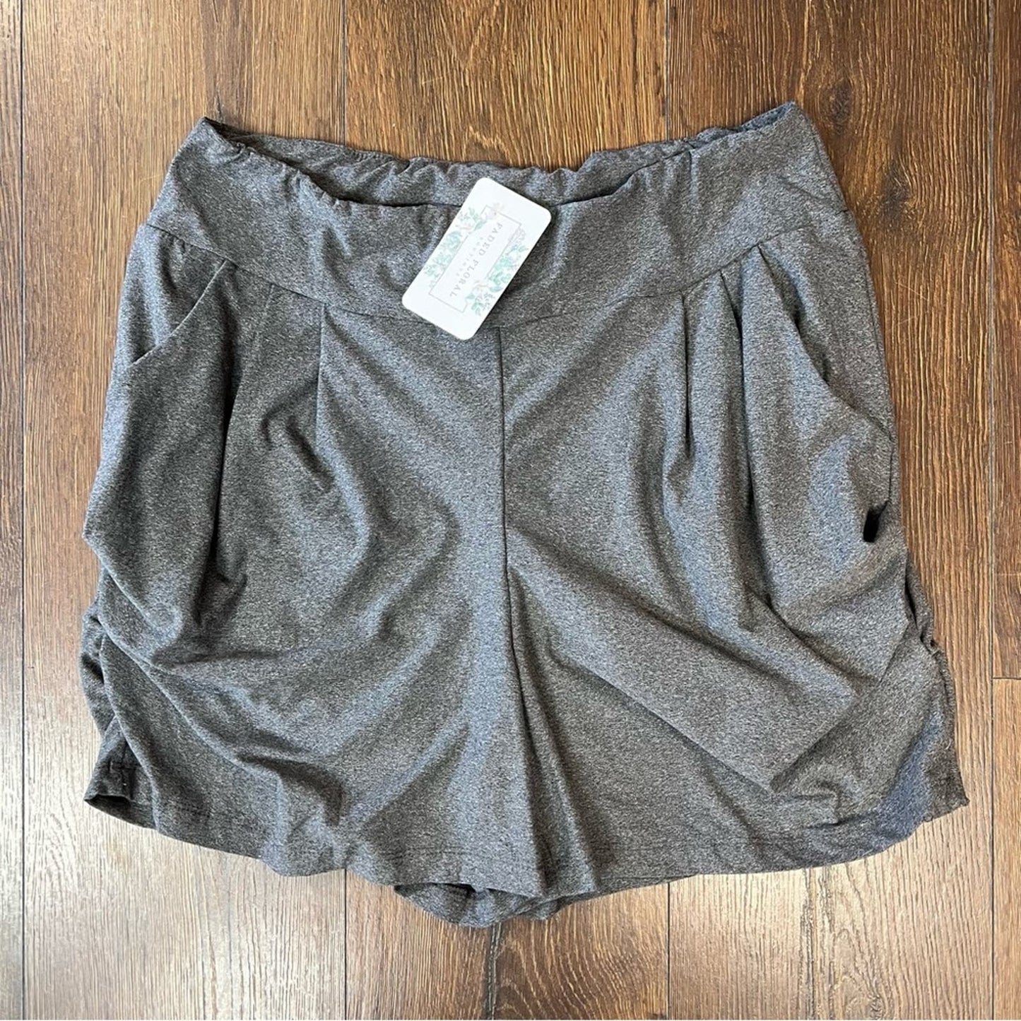 🆕 Faded floral white birch Winnie charcoal pocket shorts SZ MED