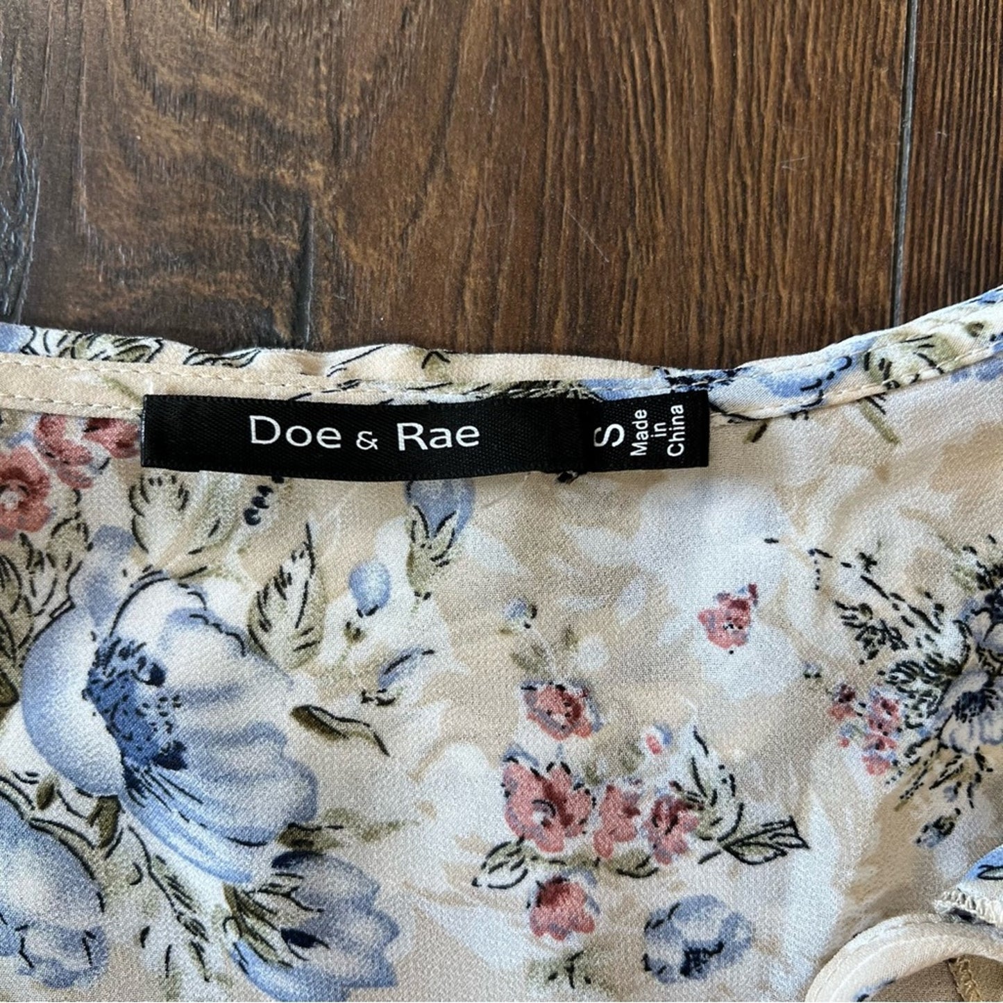 Doe & Rae ruffle neck, floral blouse SZ SM