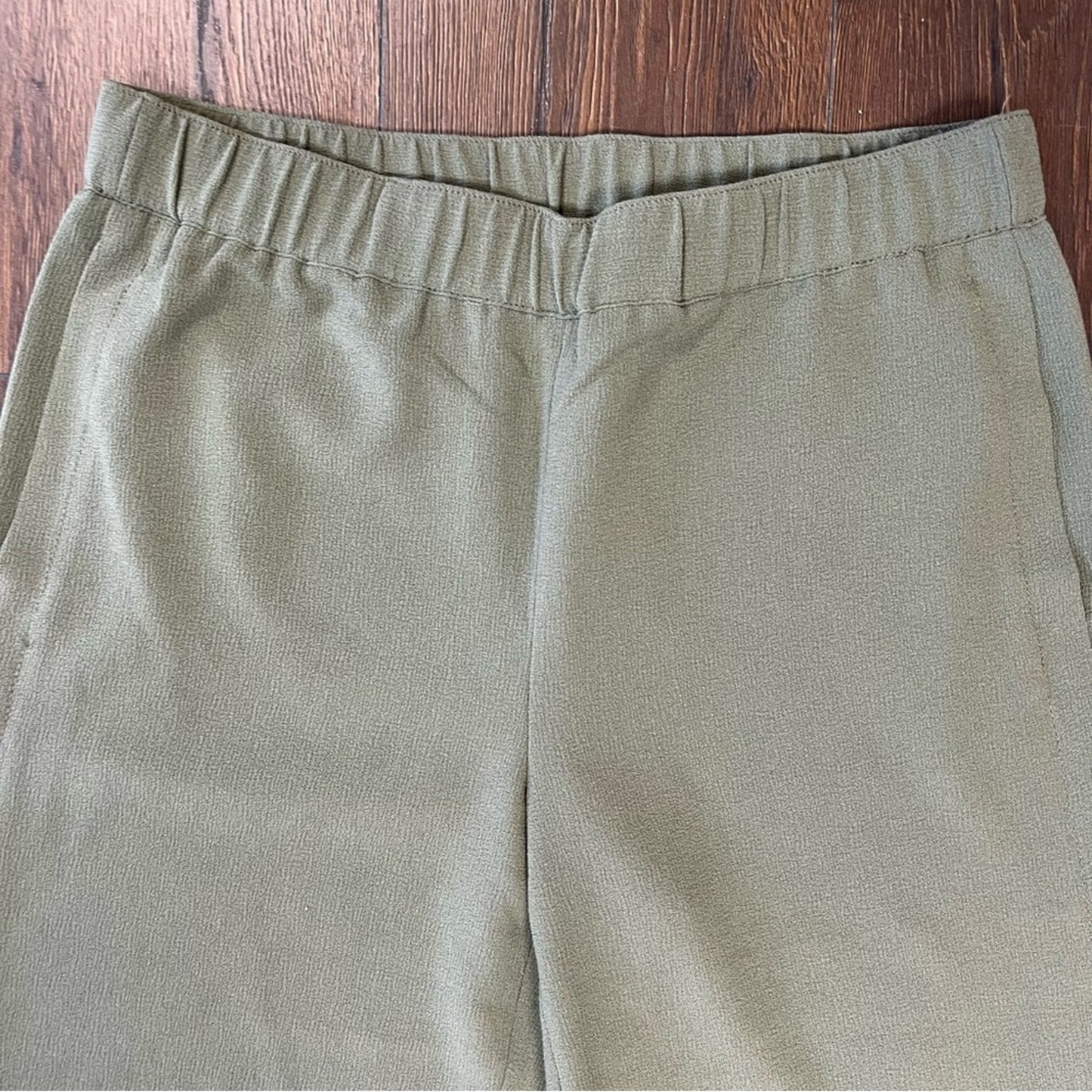 White House black market, Olive wide leg side slit crop pants SZ 10