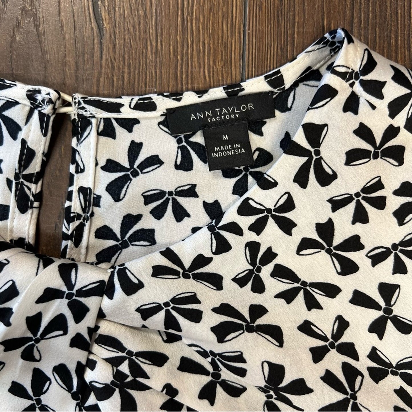 Ann Taylor factory bow print blouse SZ MED