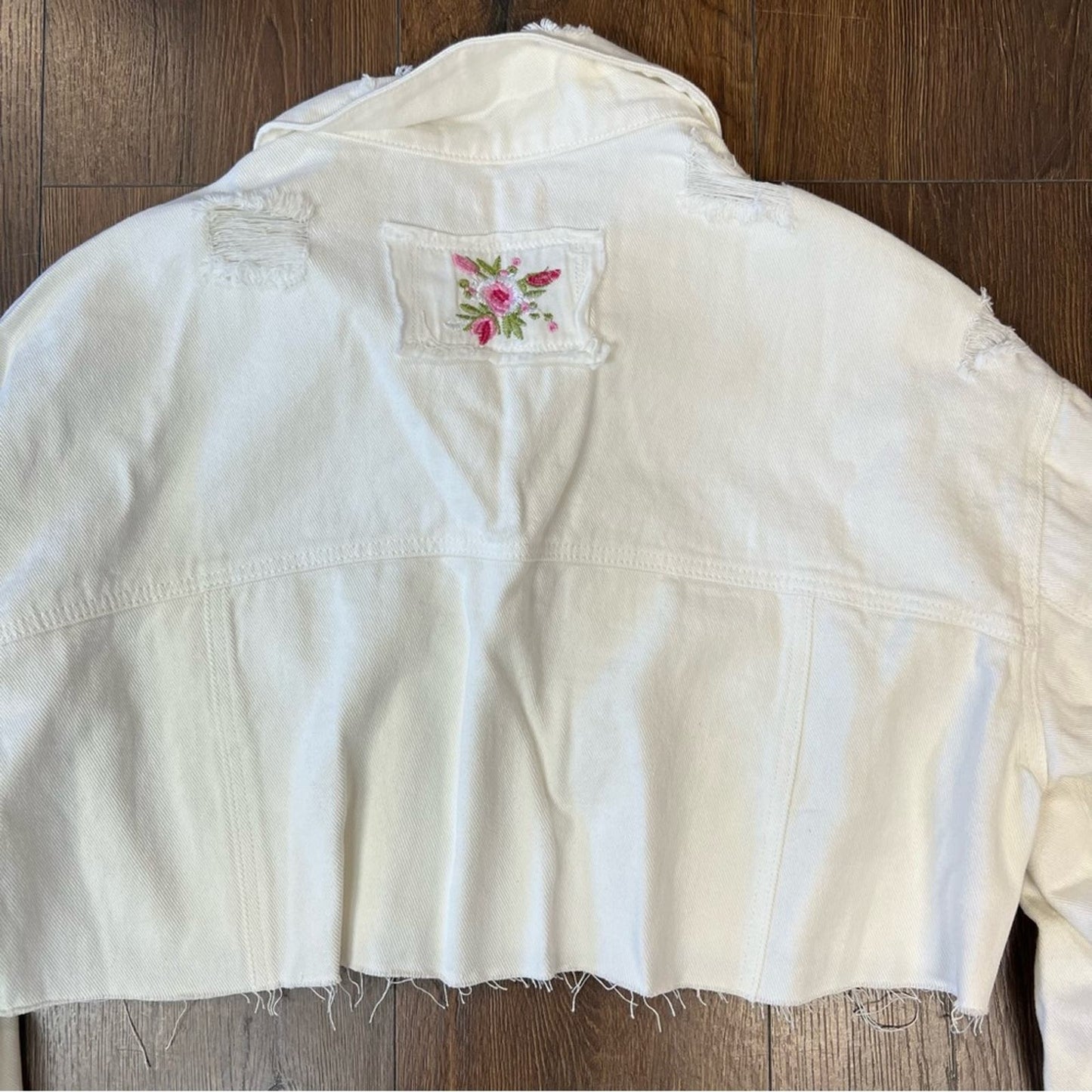 🆕 POL Ivory Cropped Distressed Raw Edge Front Pockets Denim Jacket SZ MED