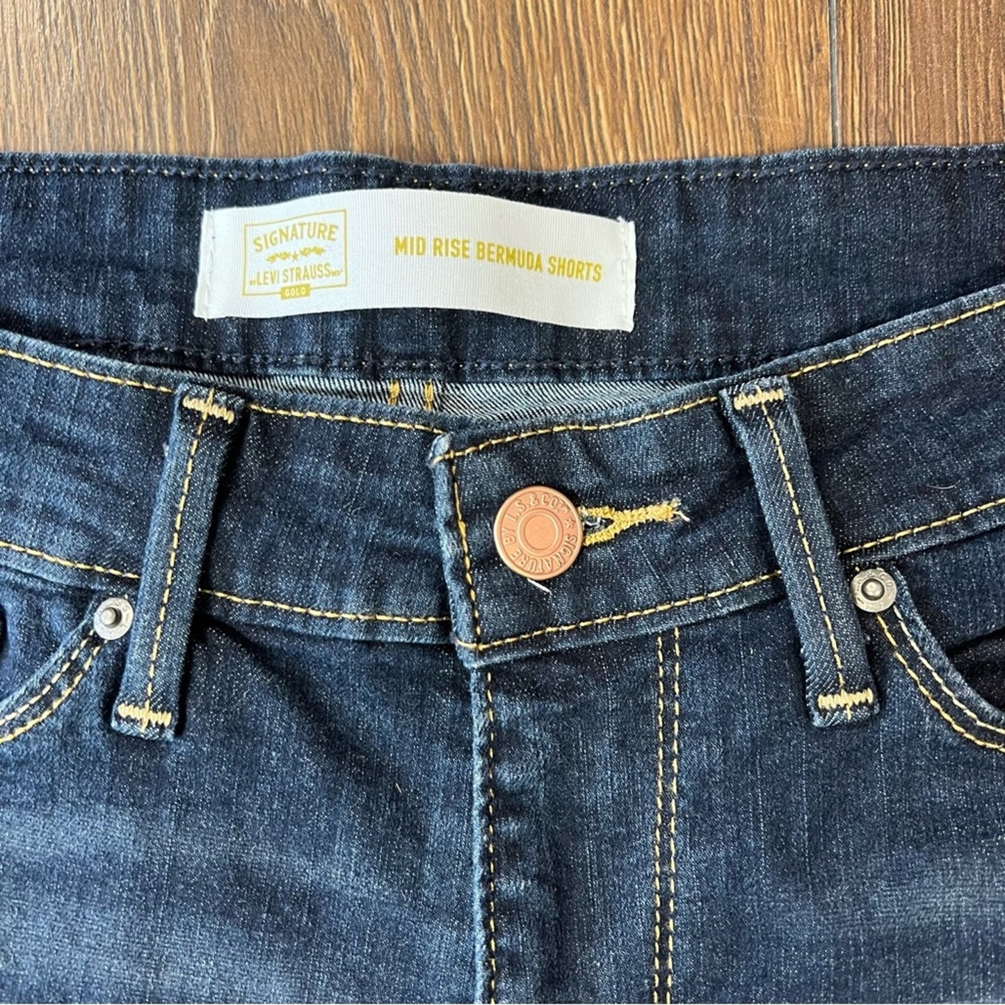 Levis mid rise Bermuda shorts SZ 28/6