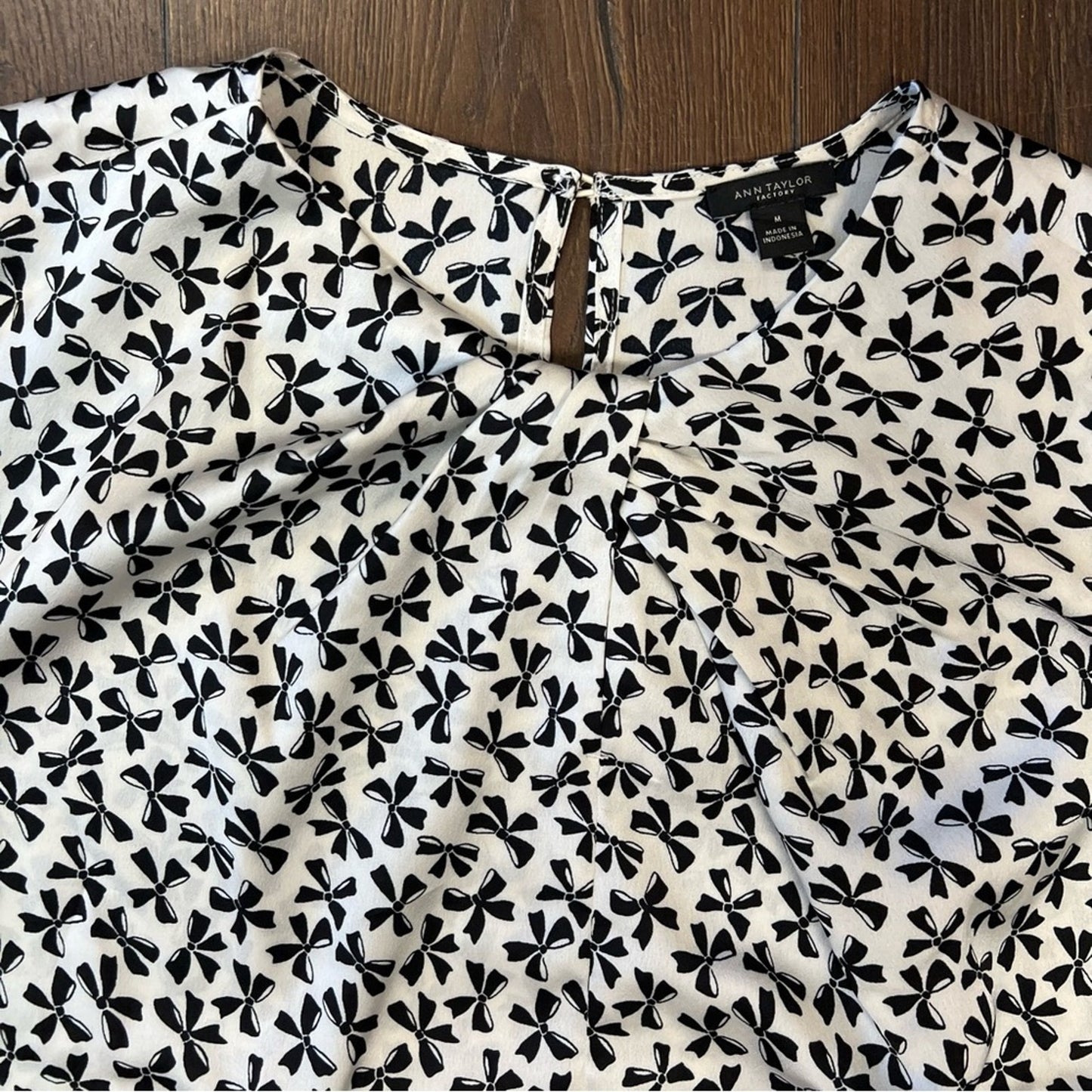 Ann Taylor factory bow print blouse SZ MED