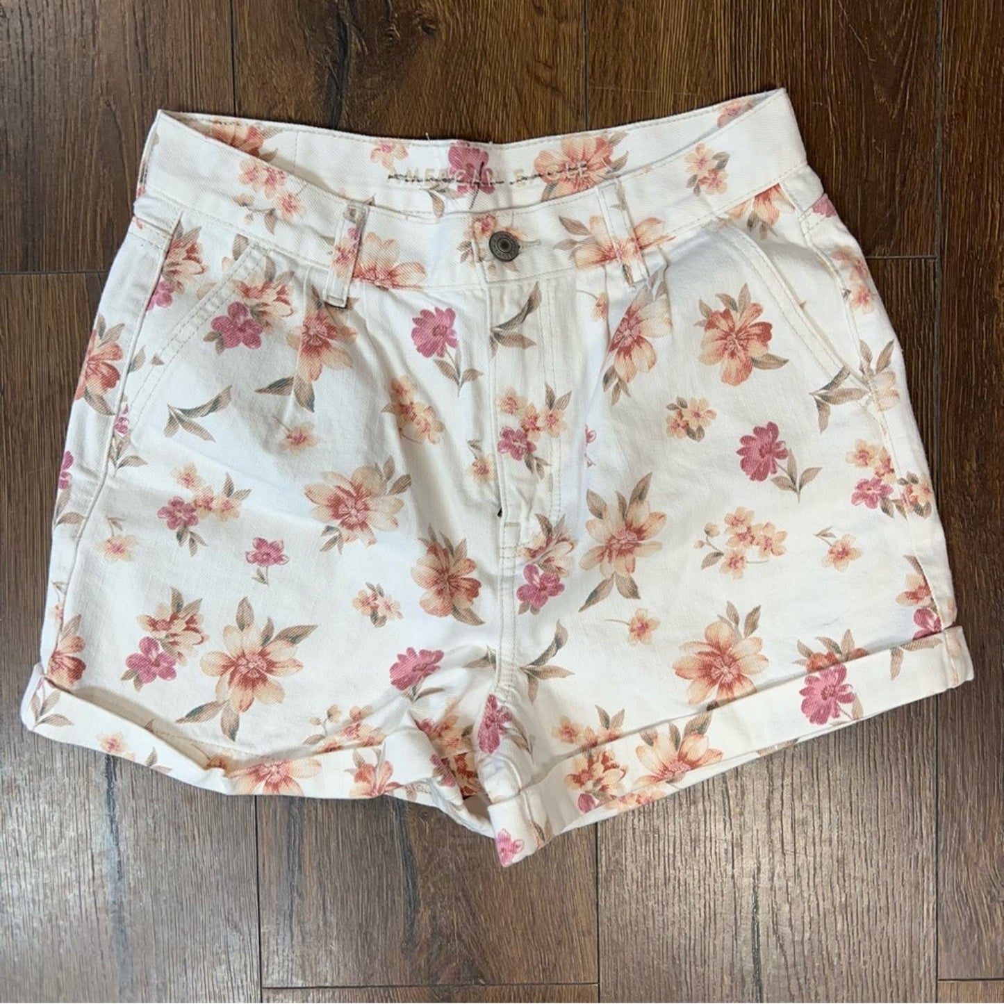 American Eagle white floral mom shorts SZ 4