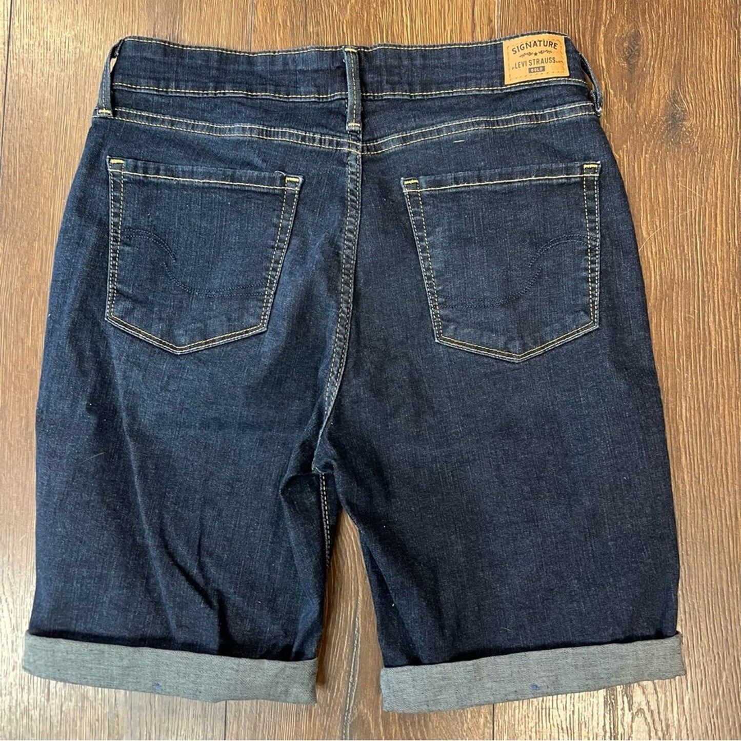 Levis mid rise Bermuda shorts SZ 28/6