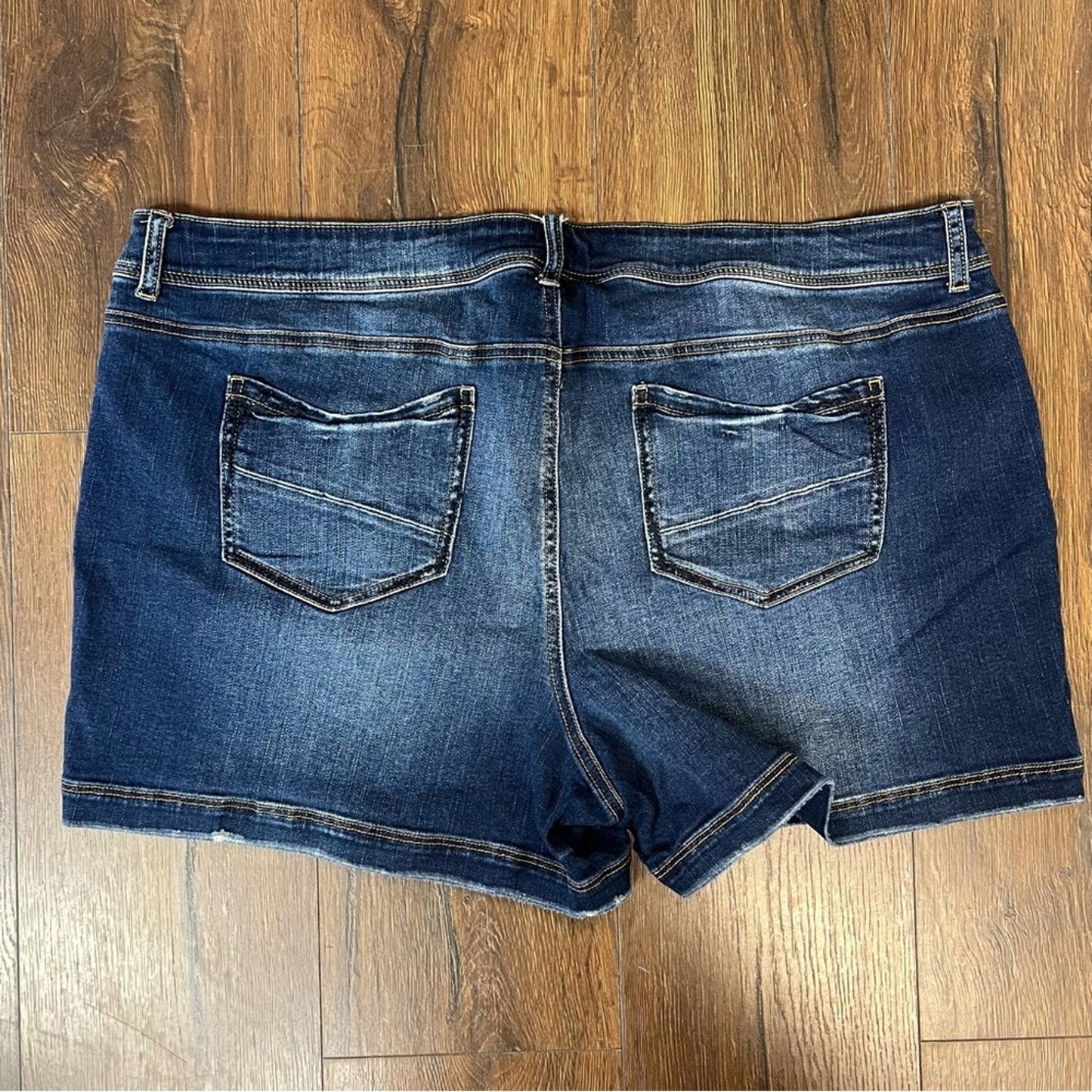 Maurice’s dark wash denim shorts SZ 24