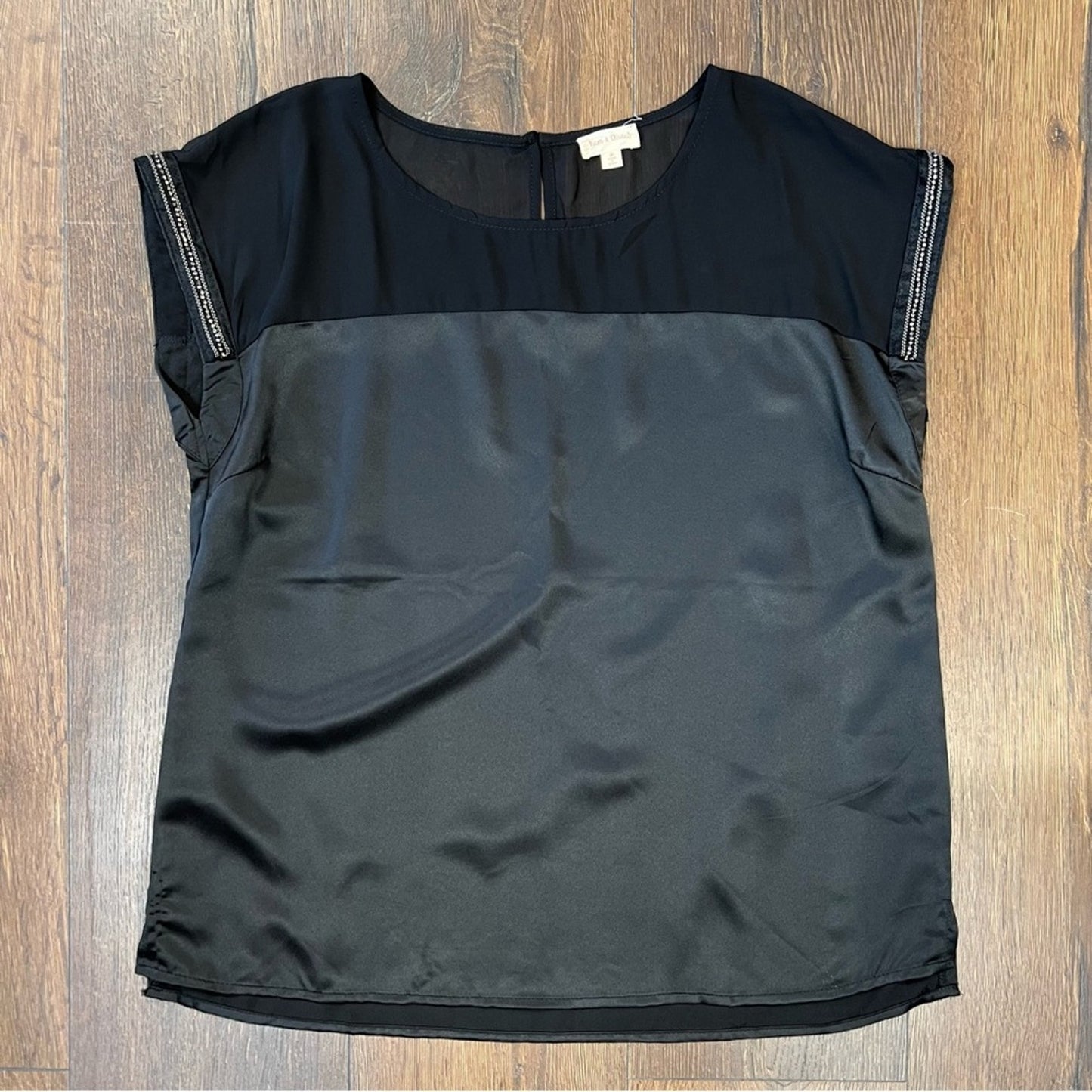 NWOT Hem & Thread Forgotten Promises
Satin Short Sleeve SZ MED