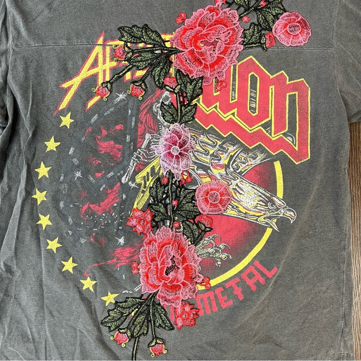 Affliction gray floral embroidered tee SZ MED