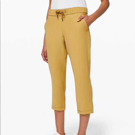 Lululemon On the Fly Crop *Woven 23" Vintage Gold SZ 2