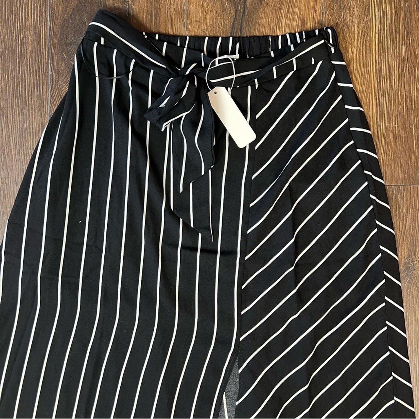 🆕 Glam Los Angelos black.striped skirt SZ MED