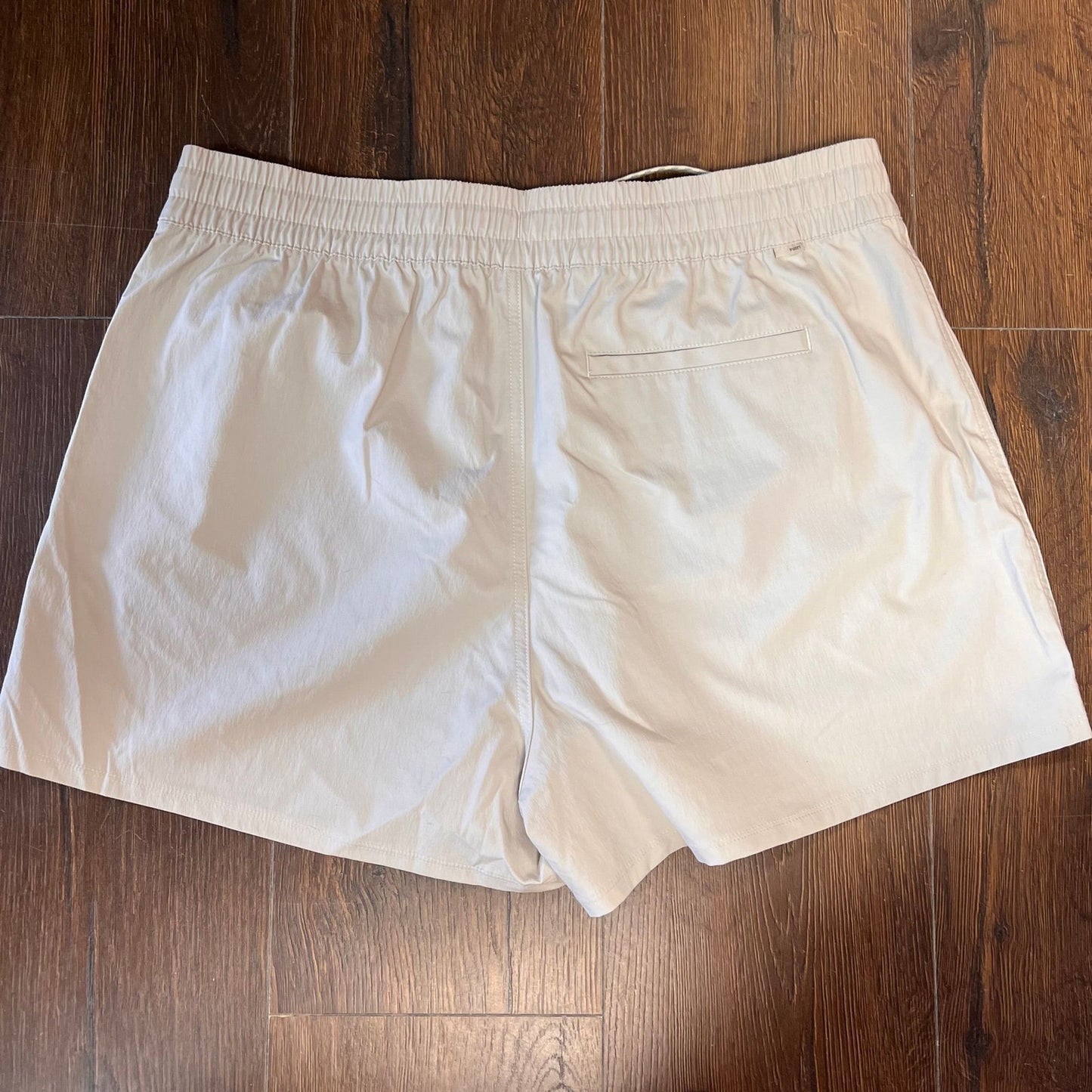 NWT VUORI Women's Birch Short Silver Cloud SZ XL